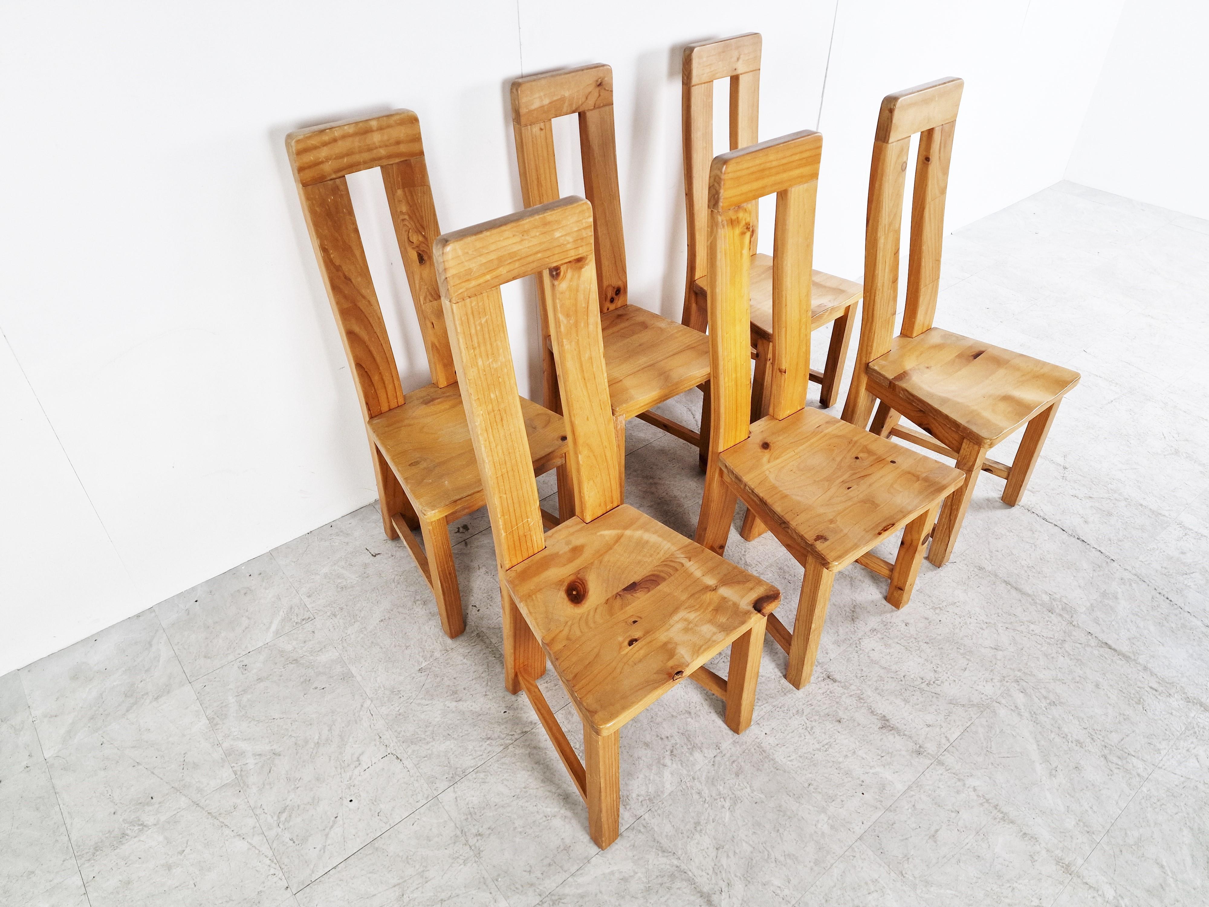 Ensemble de 6 chaises de salle à manger à dossier haut en pin massif.

Ils ont un design simple, fonctionnel et robuste qui est intemporel.

Les chaises sont en bon état général avec une usure normale liée à l'âge.

Les chaises donnent une