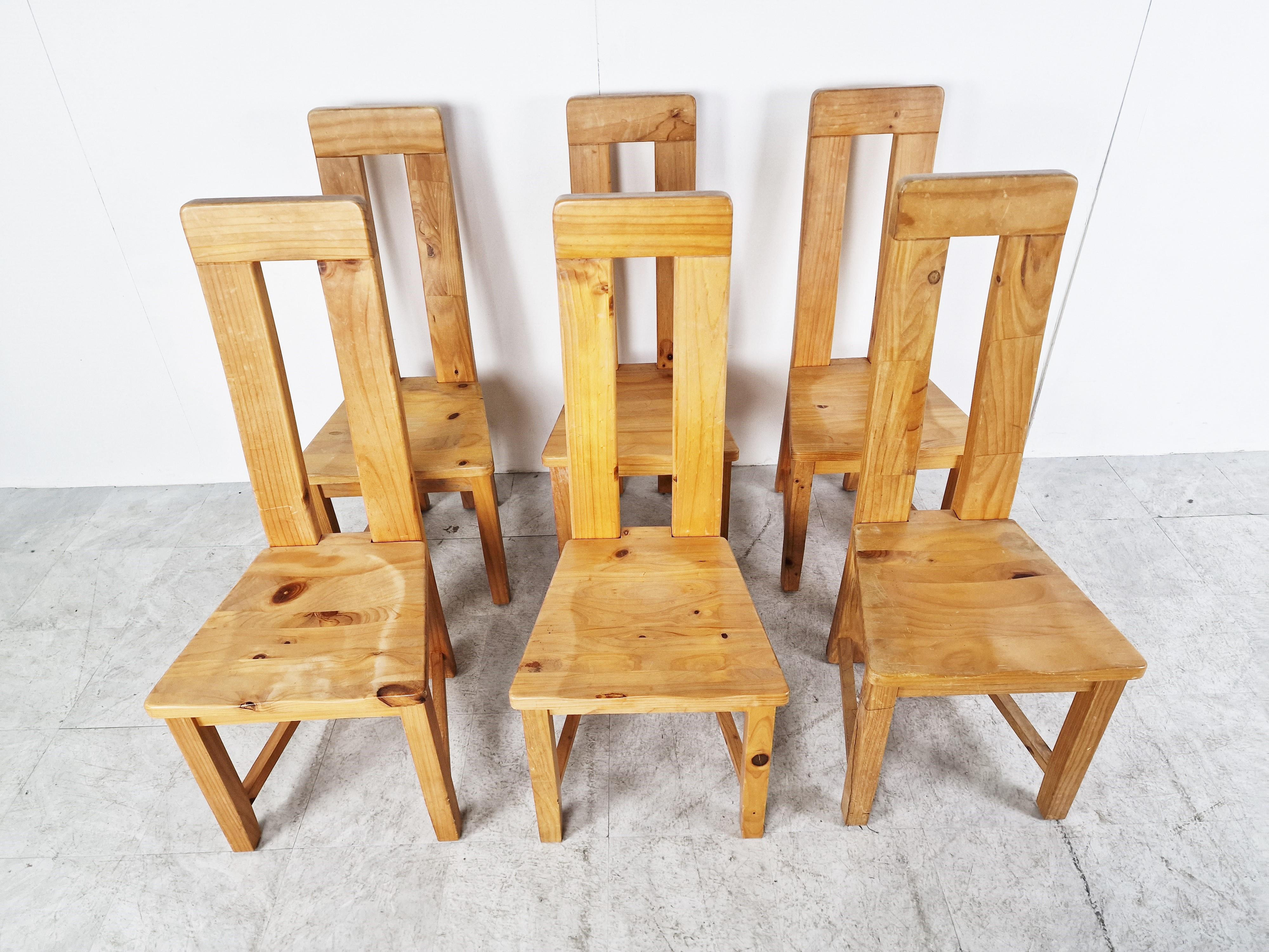 Pin Lot de 6 chaises de salle à manger en bois de pin à dossier haut, 1970 en vente