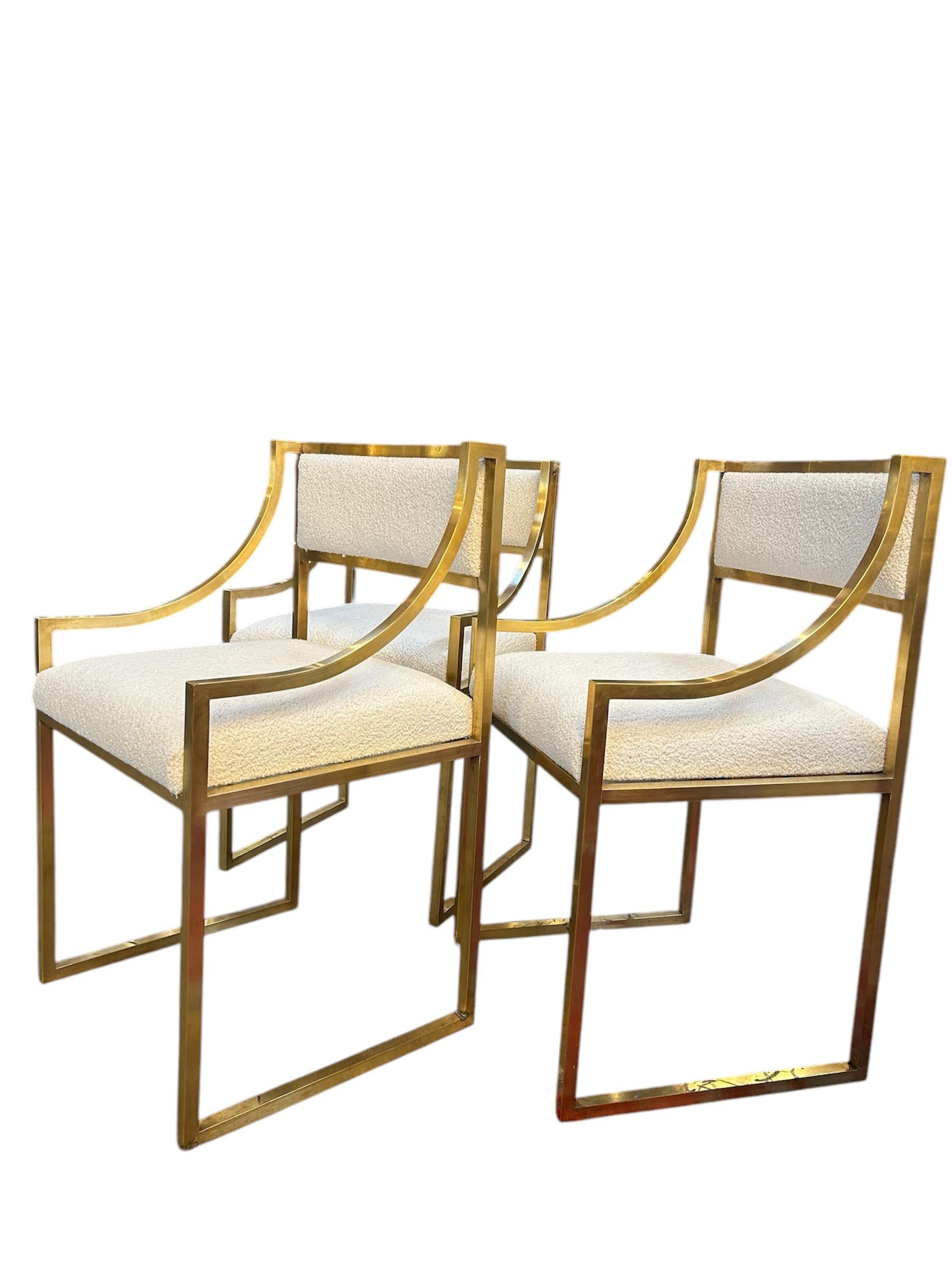 Ces six chaises italiennes, fabriquées dans le style Hollywood Regency, présentent d'opulentes armatures en laiton et des accoudoirs élégamment incurvés. La finition métallique chaude contraste magnifiquement avec le rembourrage blanc pelucheux,