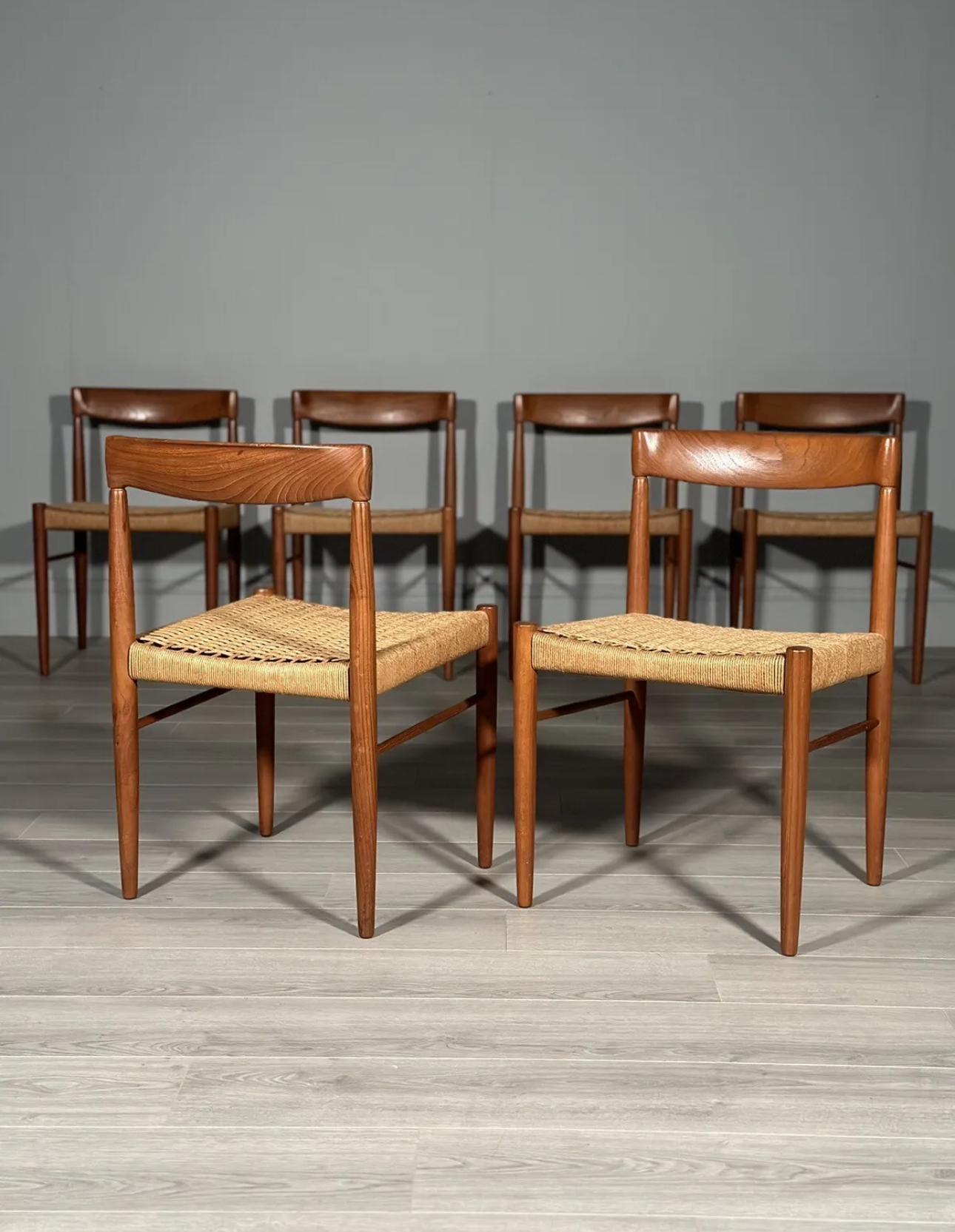 Un superbe ensemble de 6 chaises de salle à manger conçues par H.W. Klein pour Bramin, Danemark. Les chaises ont une solide structure en teck et des sièges en corde de papier d'origine. Elles sont toutes en très bon état, avec une légère usure à