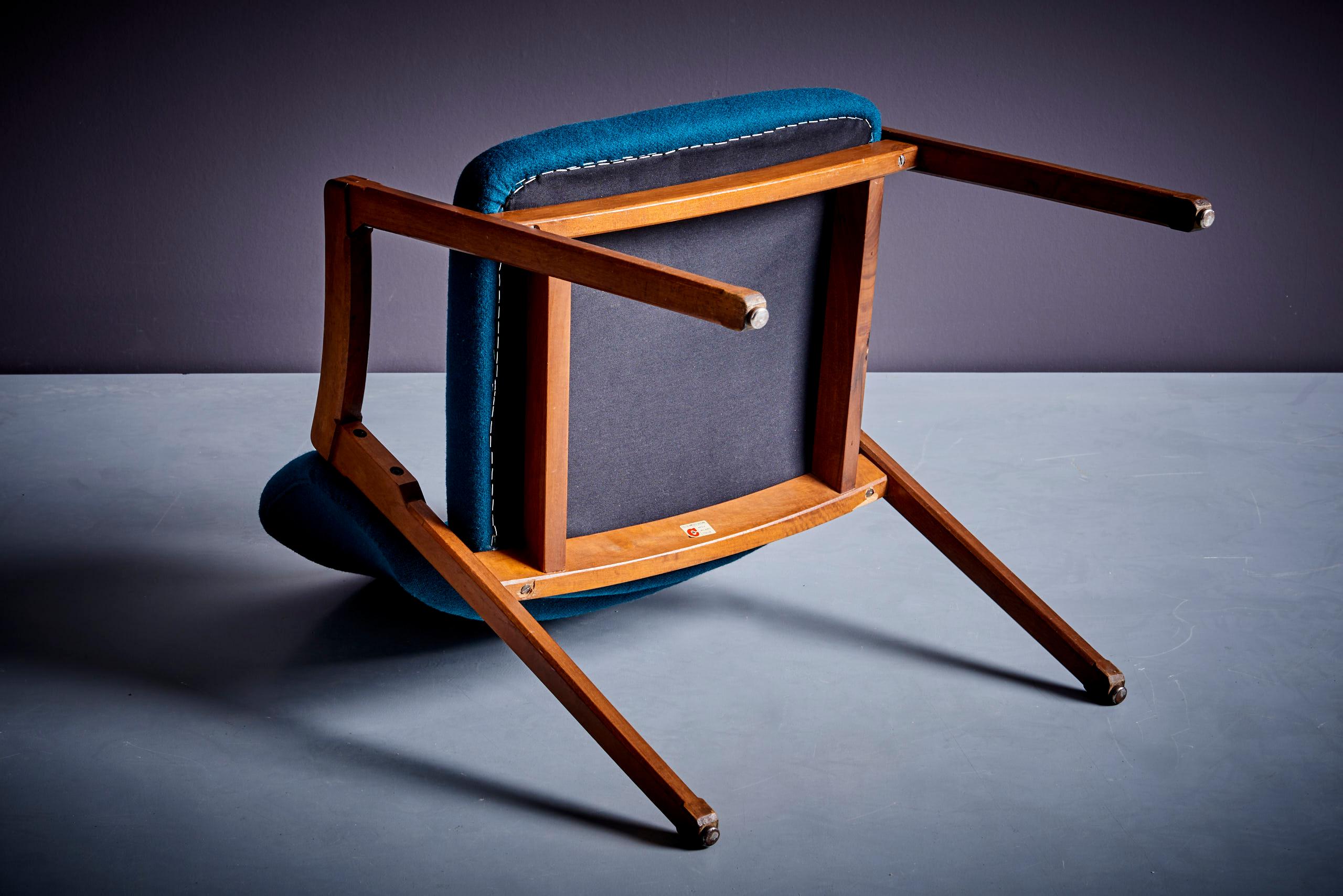 Ensemble de 4 chaises de salle à manger Ico Parisi Cassina nouvellement tapissées de tissu bleu  en vente 3
