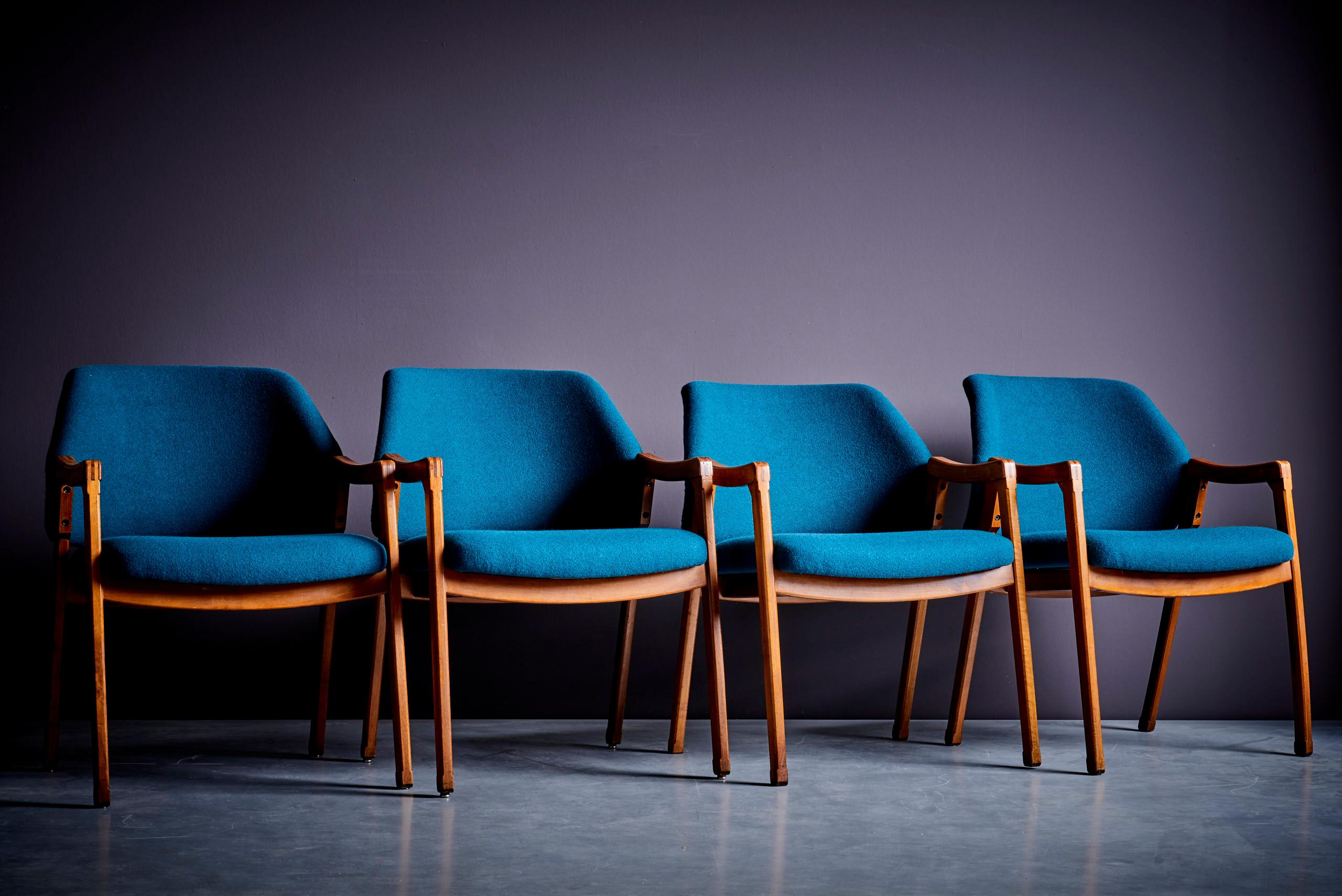 Ensemble de 4 chaises de salle à manger Ico Parisi Cassina nouvellement tapissées de tissu bleu  en vente 4