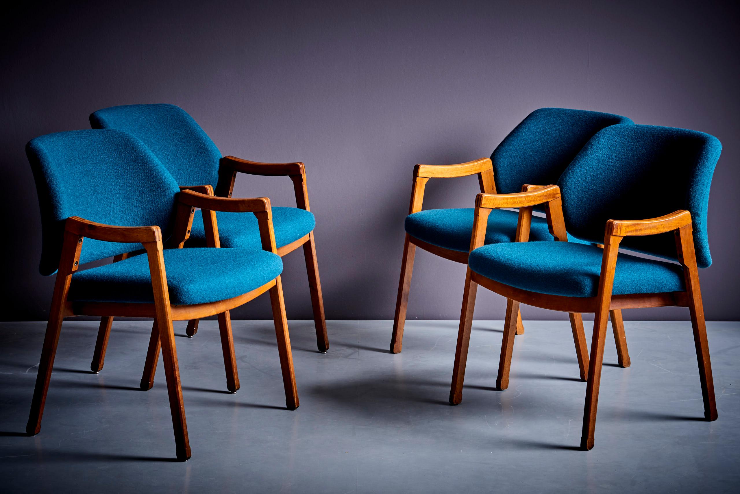 Ensemble de 4 chaises de salle à manger Ico Parisi Cassina nouvellement tapissées de tissu bleu  en vente 5