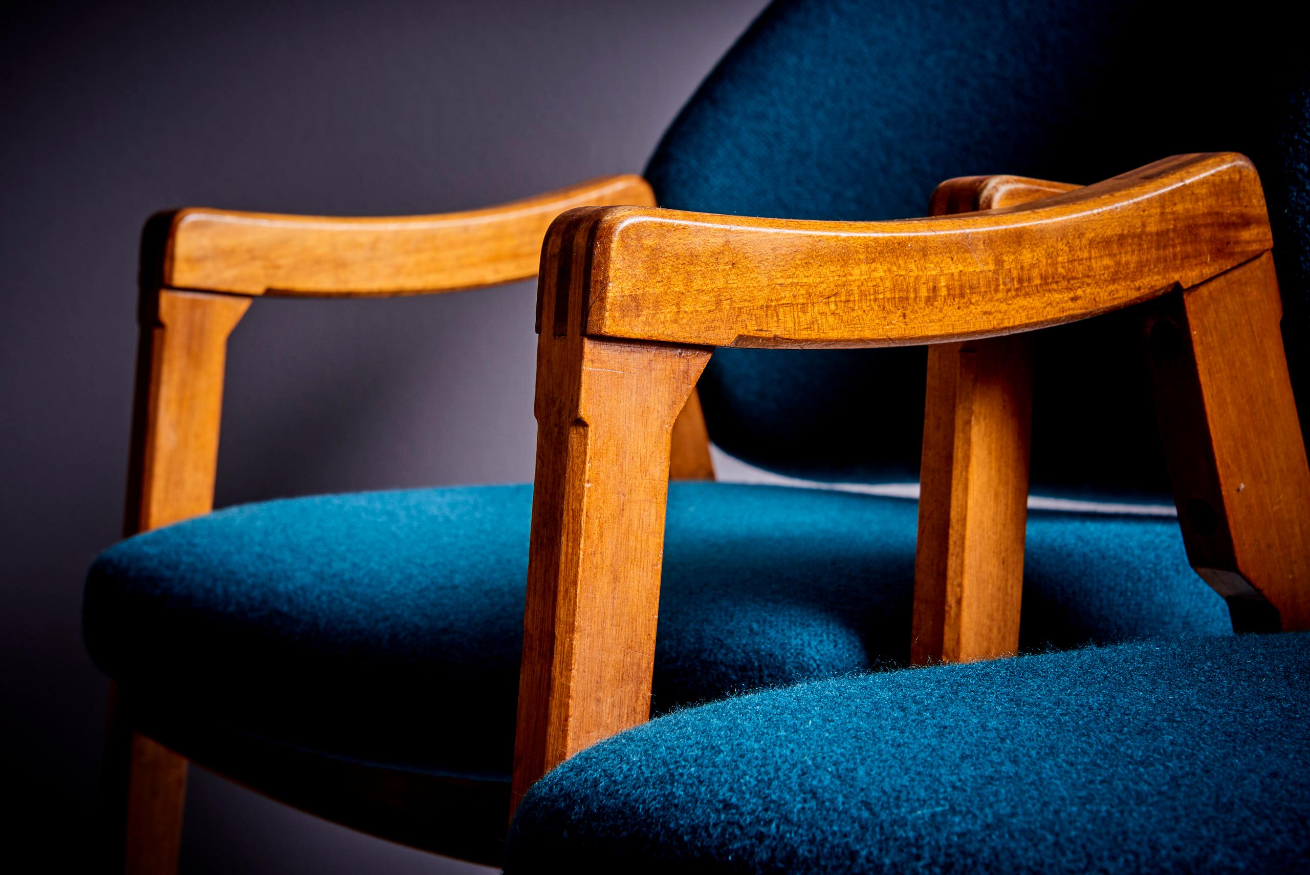 Ensemble de 4 chaises de salle à manger Ico Parisi Cassina nouvellement tapissées de tissu bleu  en vente 7