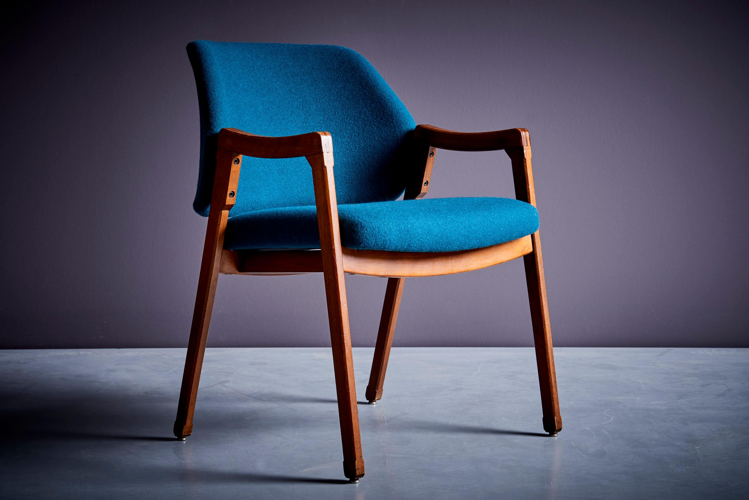 Ensemble de 4 chaises de salle à manger Ico Parisi Cassina nouvellement tapissées de tissu bleu  en vente 9