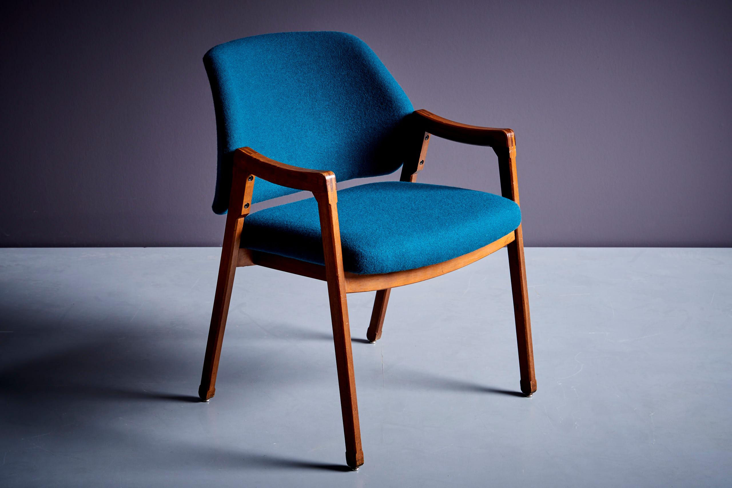 4er-Set Ico Parisi Mod 814 Sessel für Cassina in New Kvadrat Tonus Fabric. Einer der vier Stühle ist in der Höhe etwas kleiner. 
