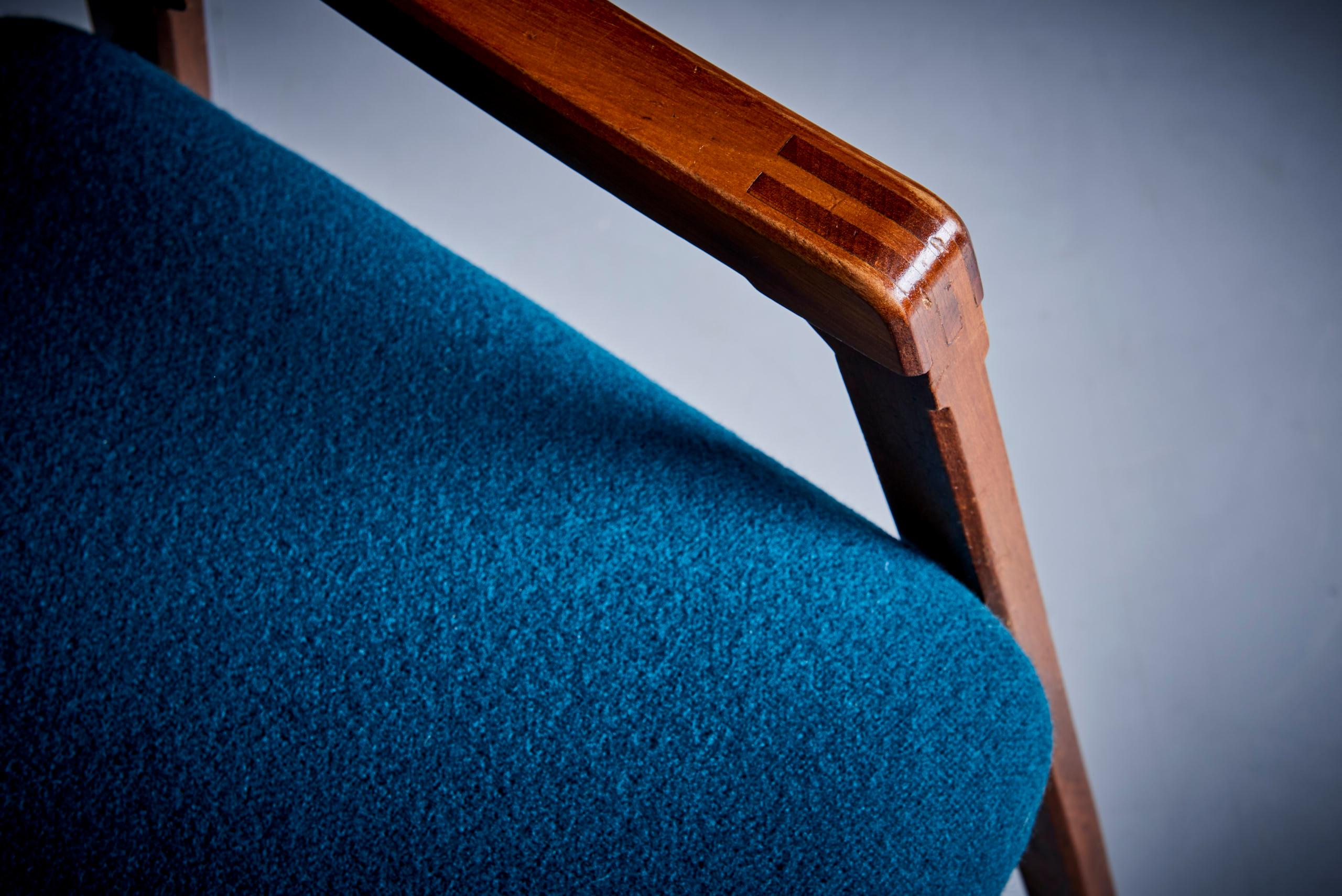 Mid-Century Modern Ensemble de 4 chaises de salle à manger Ico Parisi Cassina nouvellement tapissées de tissu bleu  en vente