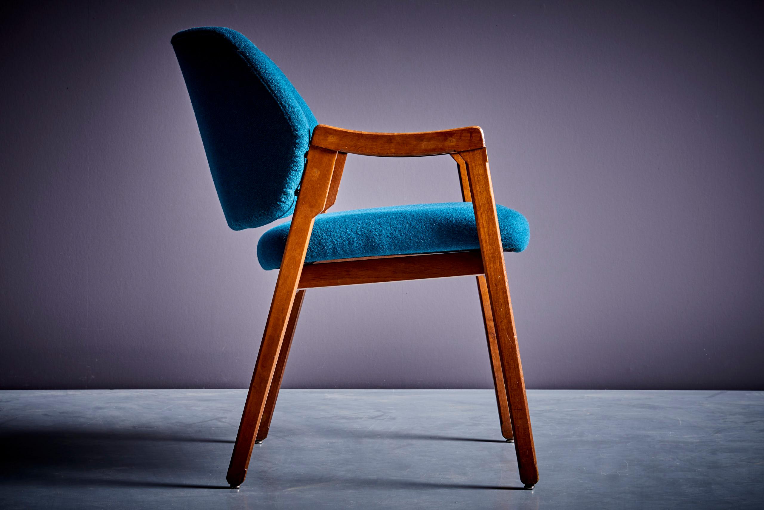 italien Ensemble de 4 chaises de salle à manger Ico Parisi Cassina nouvellement tapissées de tissu bleu  en vente