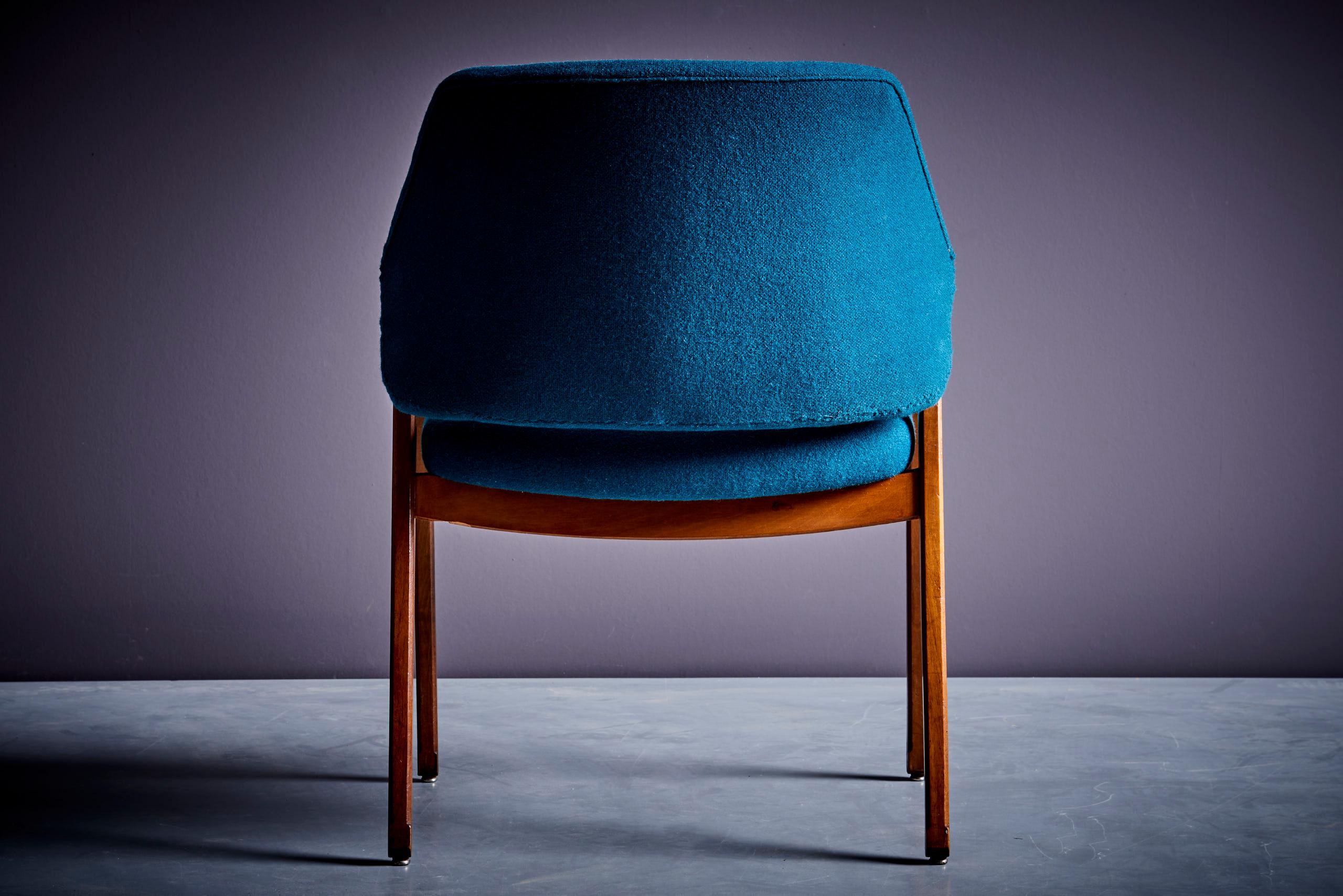 Ensemble de 4 chaises de salle à manger Ico Parisi Cassina nouvellement tapissées de tissu bleu  Excellent état - En vente à Berlin, DE