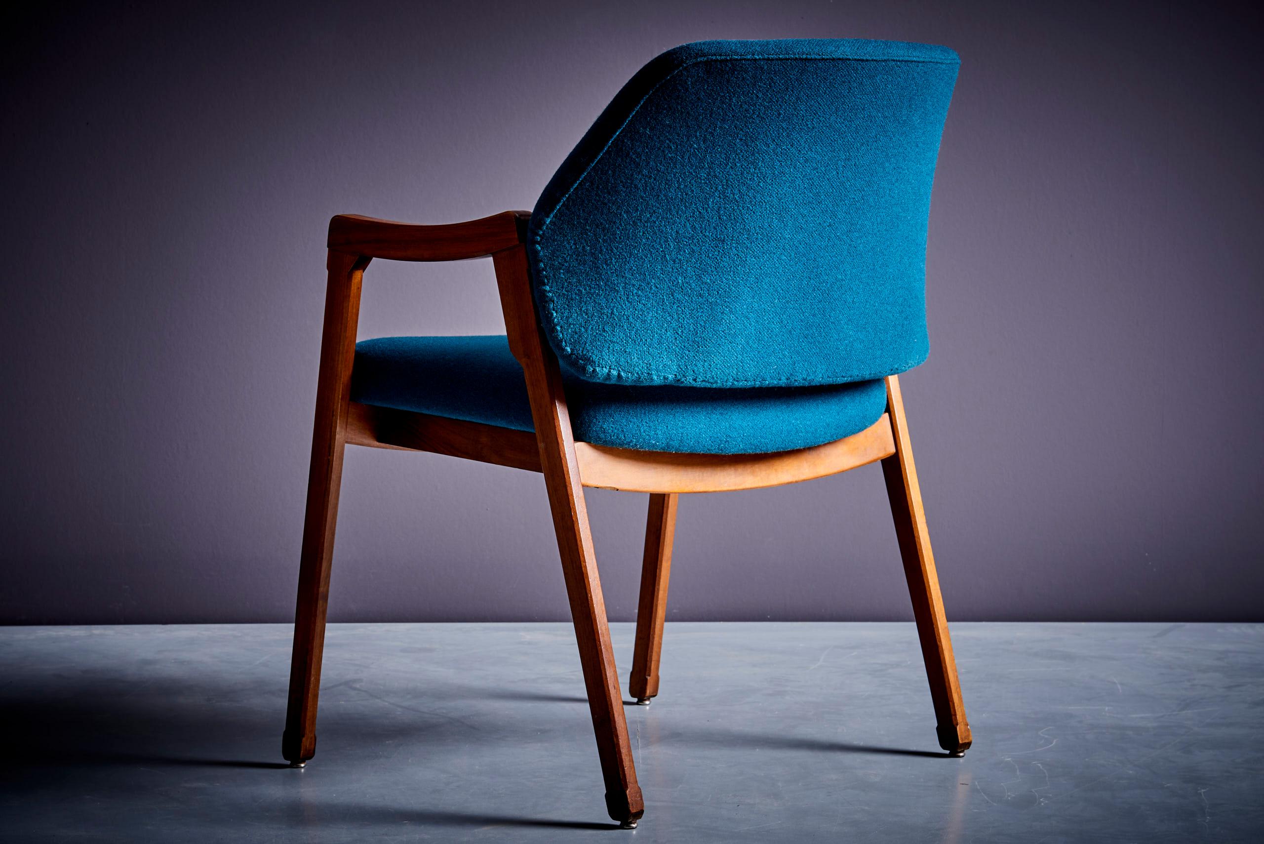 Milieu du XXe siècle Ensemble de 4 chaises de salle à manger Ico Parisi Cassina nouvellement tapissées de tissu bleu  en vente