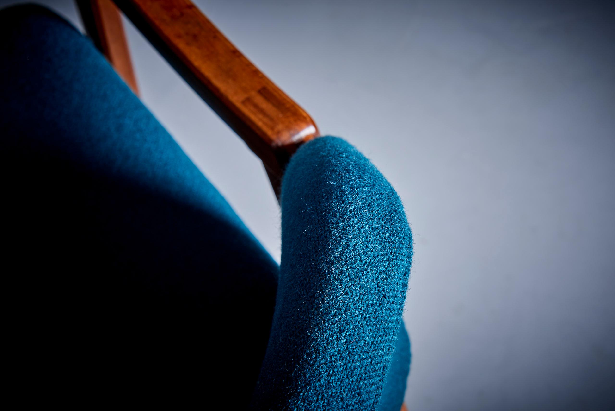 Satz von 4 Ico Parisi Cassina-Esszimmerstühlen, neu gepolstert mit blauem Stoff  im Angebot 1