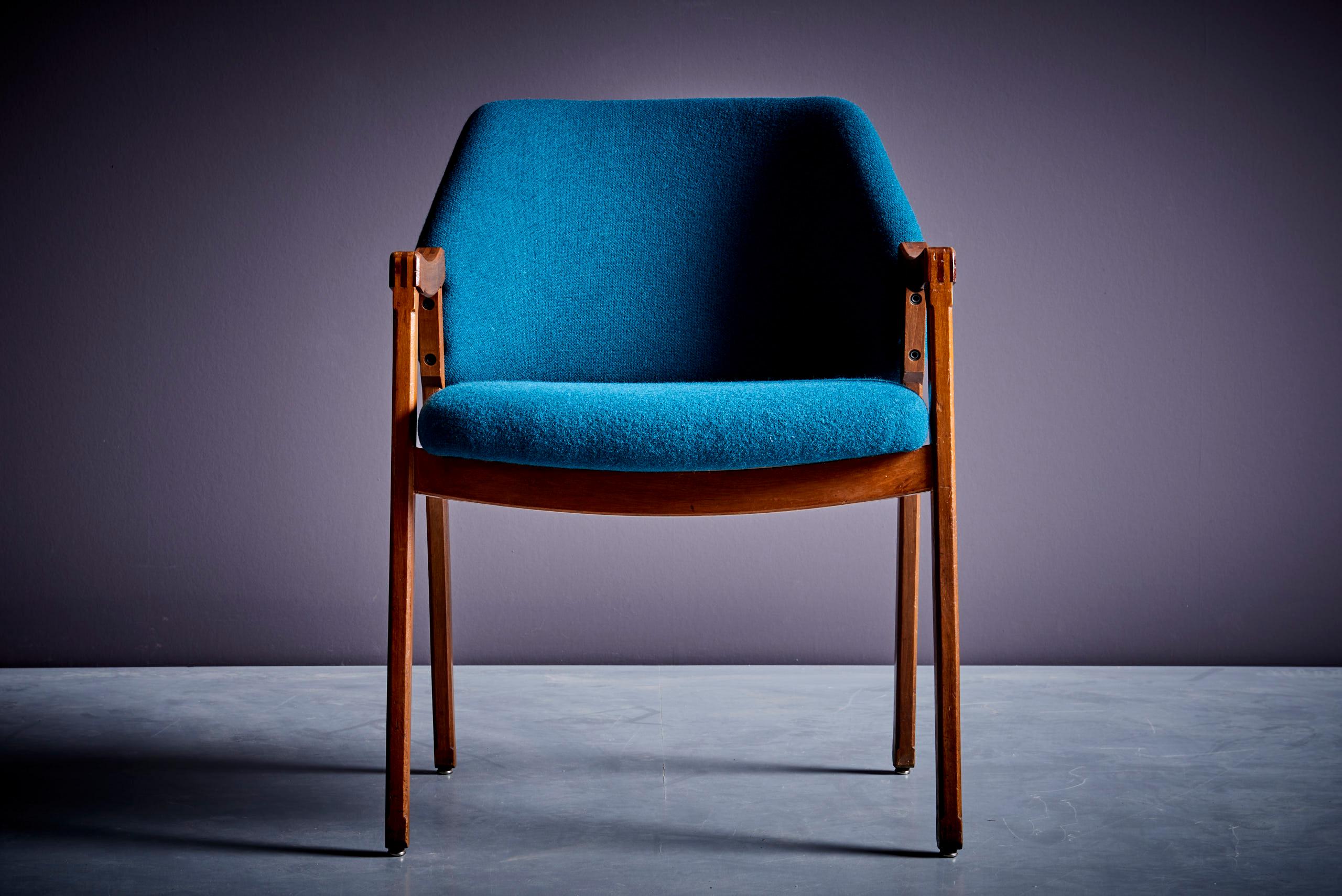 Satz von 4 Ico Parisi Cassina-Esszimmerstühlen, neu gepolstert mit blauem Stoff  im Angebot 2