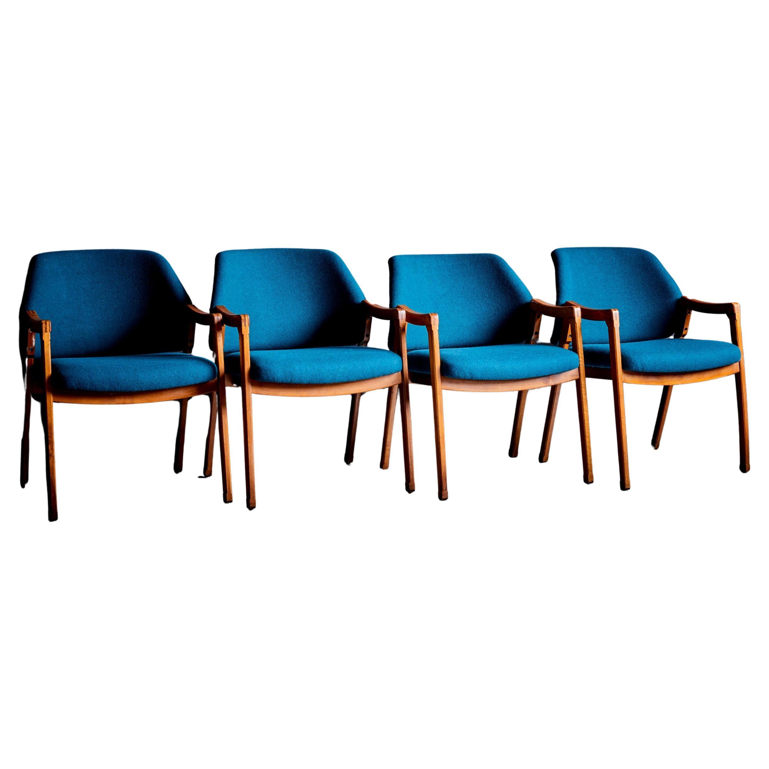 Ensemble de 4 chaises de salle à manger Ico Parisi Cassina nouvellement tapissées de tissu bleu  en vente