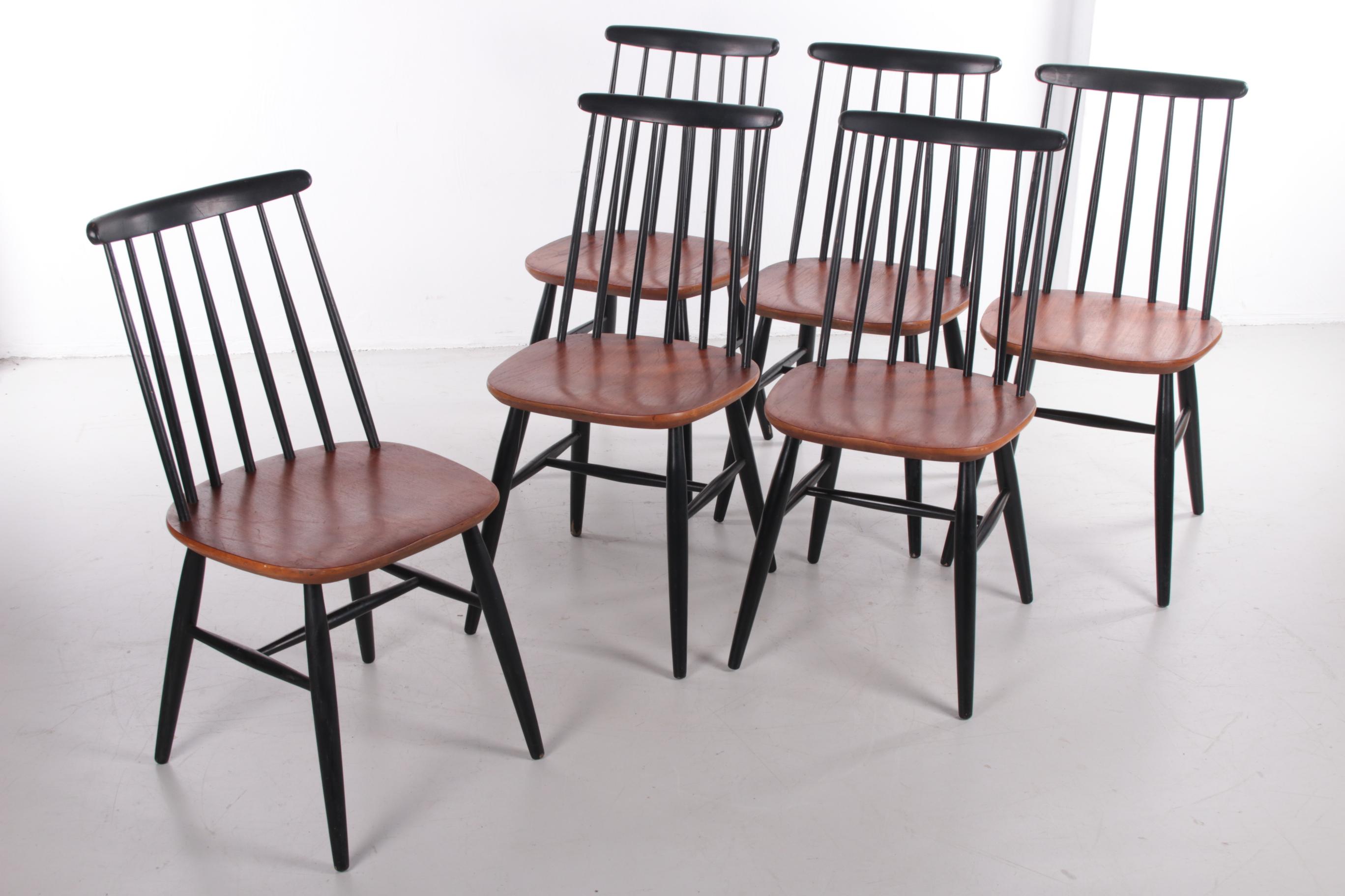 Elegant set of wooden chairs model Fanett by Ilmari Tapiovaara.

The legs and backrest are painted black, which is also part of this model.

All chairs are in excellent condition with minor signs of wear appropriate to their age.

Designer