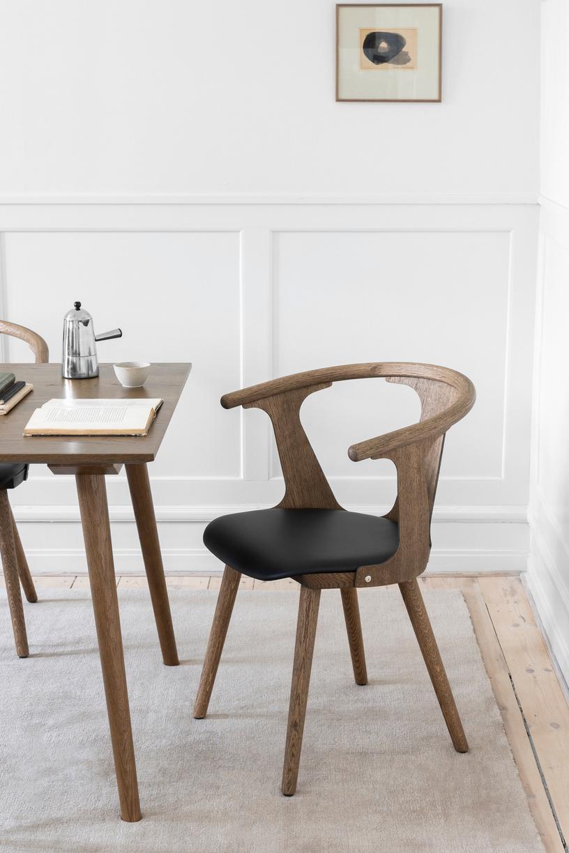 Ispirato all'eredità scandinava del design e dell'artigianato del mobile, In Between è il risultato delle solide basi di Sami Kallio nelle tecniche tradizionali di lavorazione del legno e del suo occhio per i dettagli ingegnosi.
Ha iniziato con una