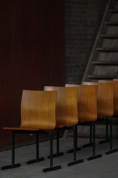 Satz von 6 stapelbaren Industriestühlen von Niels Larsen, Schwarzes Metall und Eiche, 1960er Jahre