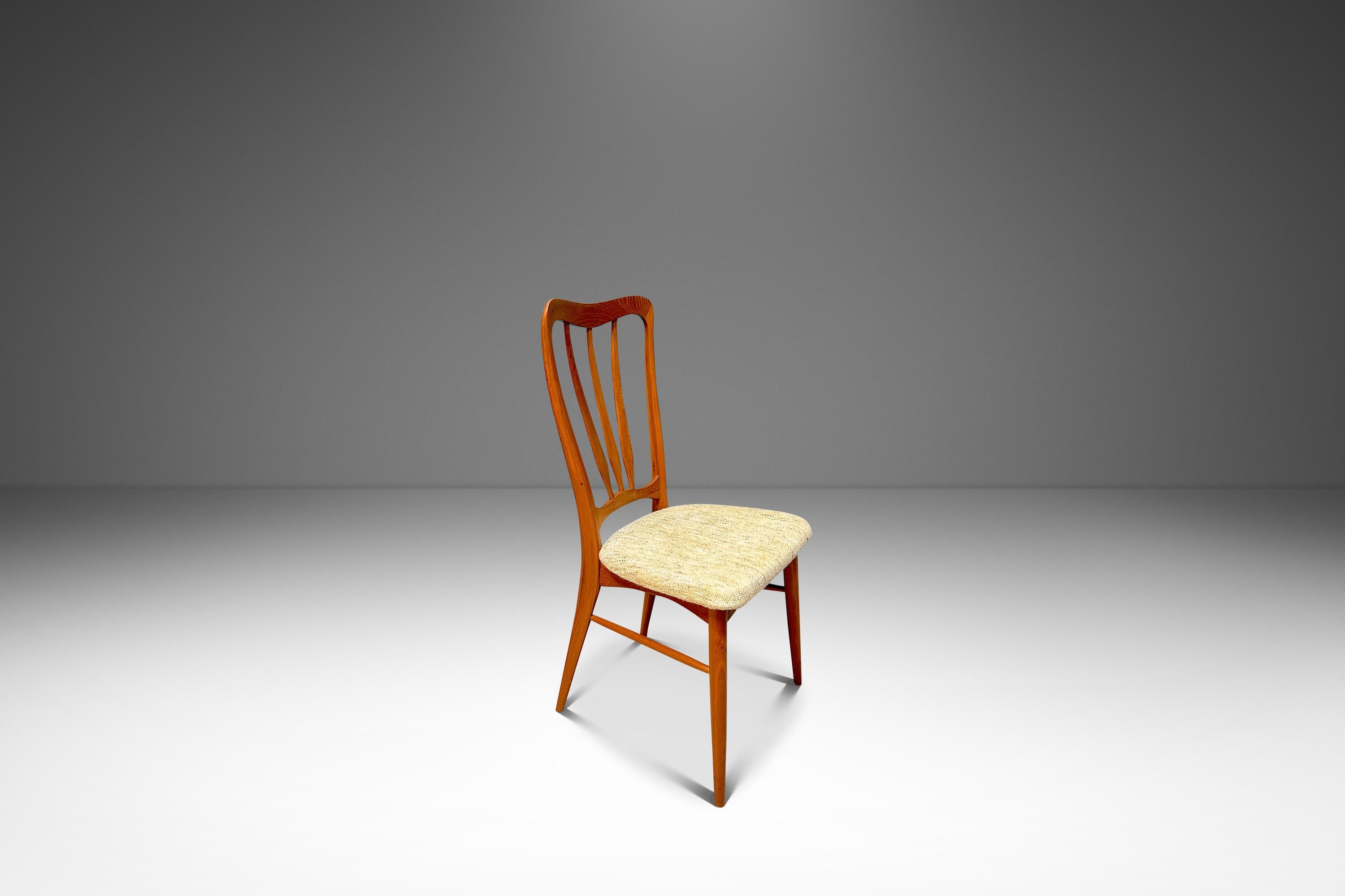  Presentamos un expansivo juego de seis icónicas sillas de comedor 