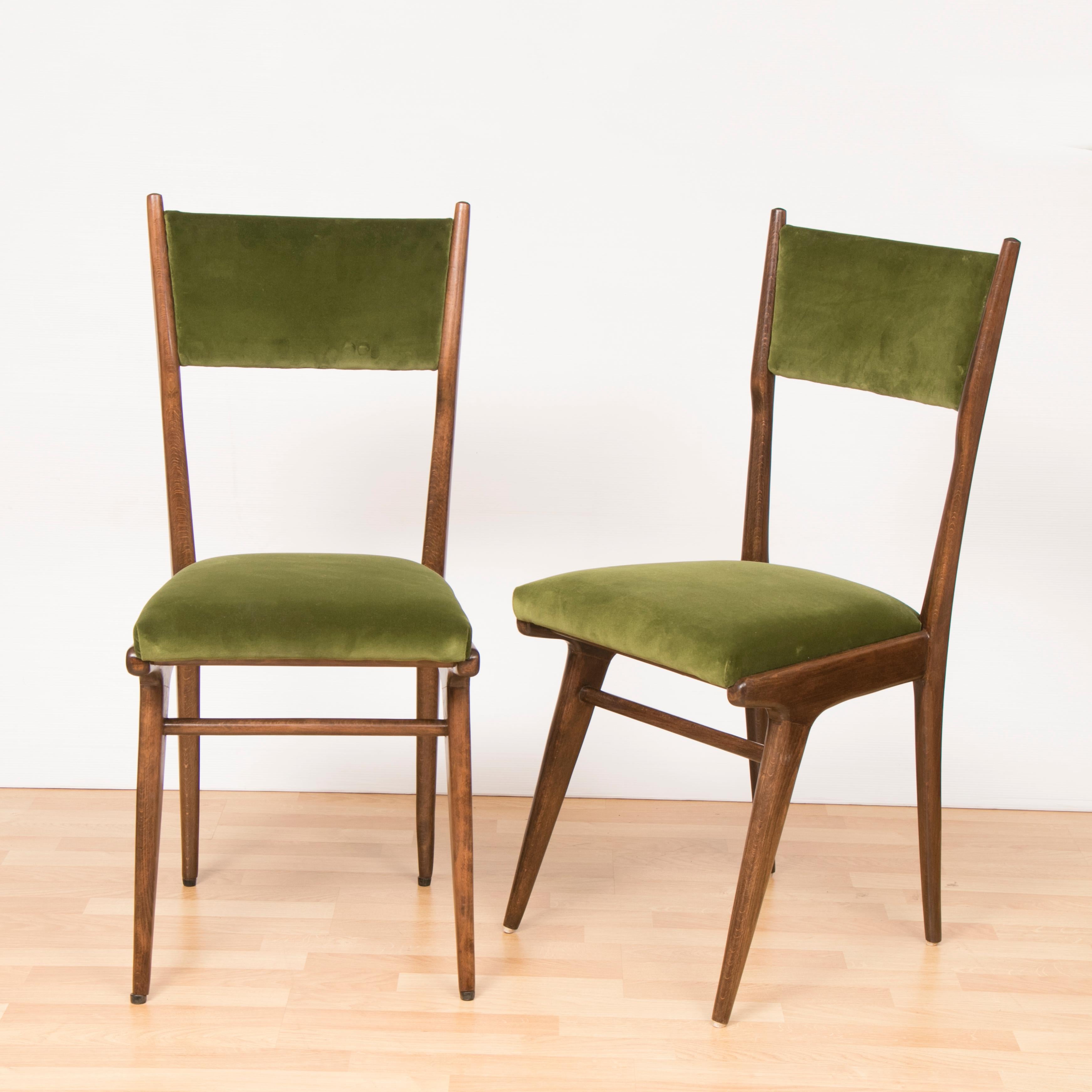 1950s set of six Italian Ico Parisi, high-backed, Walnut sculptural dining chairs recovered in Romo Groups Kirkby Design Ice Olive velvet. The chairs consist of a sculptural frame with deep padded seat and backrest which curves upwards to create a