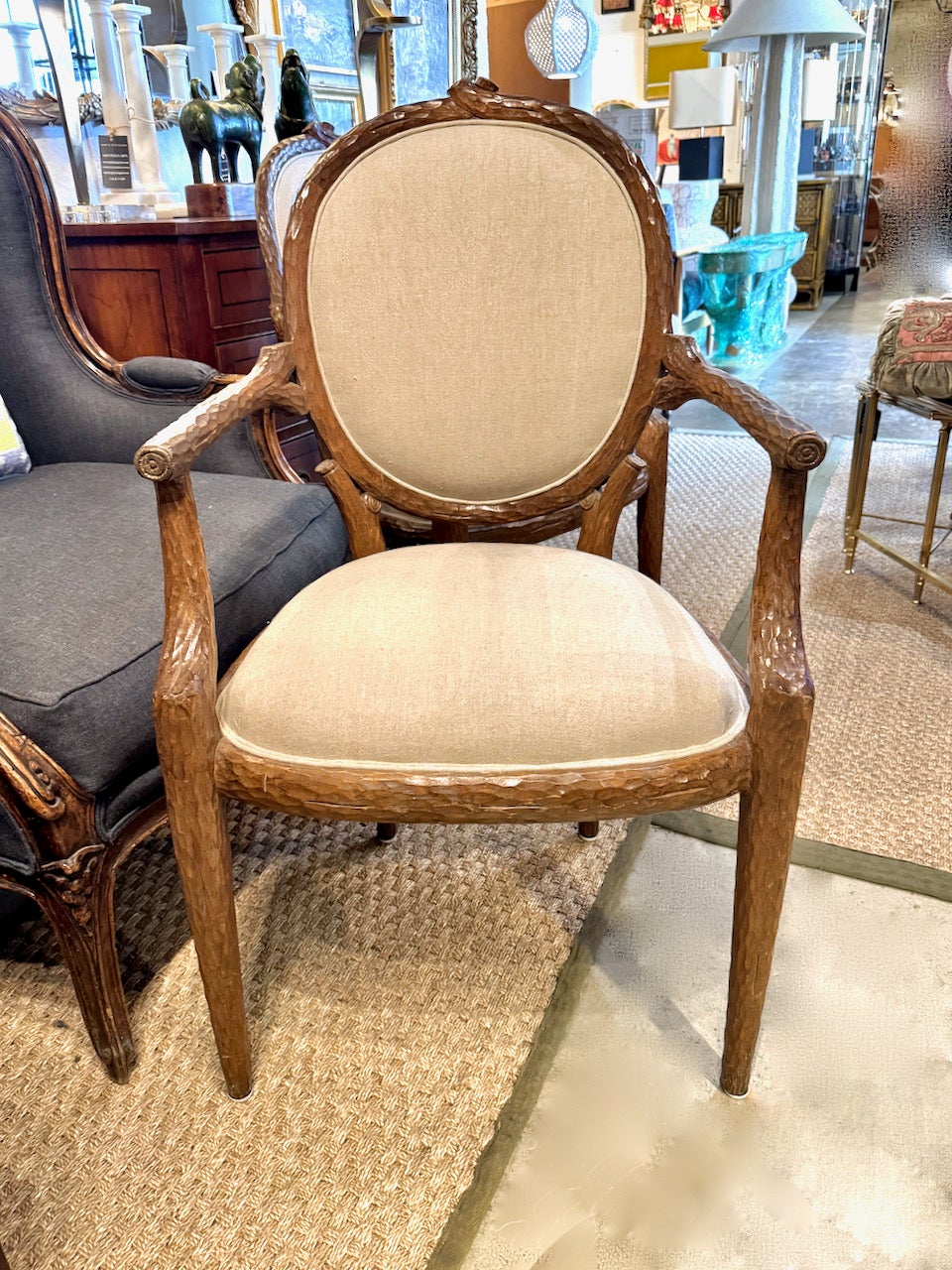 Si tratta di un eccezionale set di 6 sedie da pranzo italiane in finto bois intagliate a mano. Questo particolare esempio di intaglio in faux bois del 1980 circa si distingue da altri esempi di faux bois perché è intagliato a mano con dettagli più