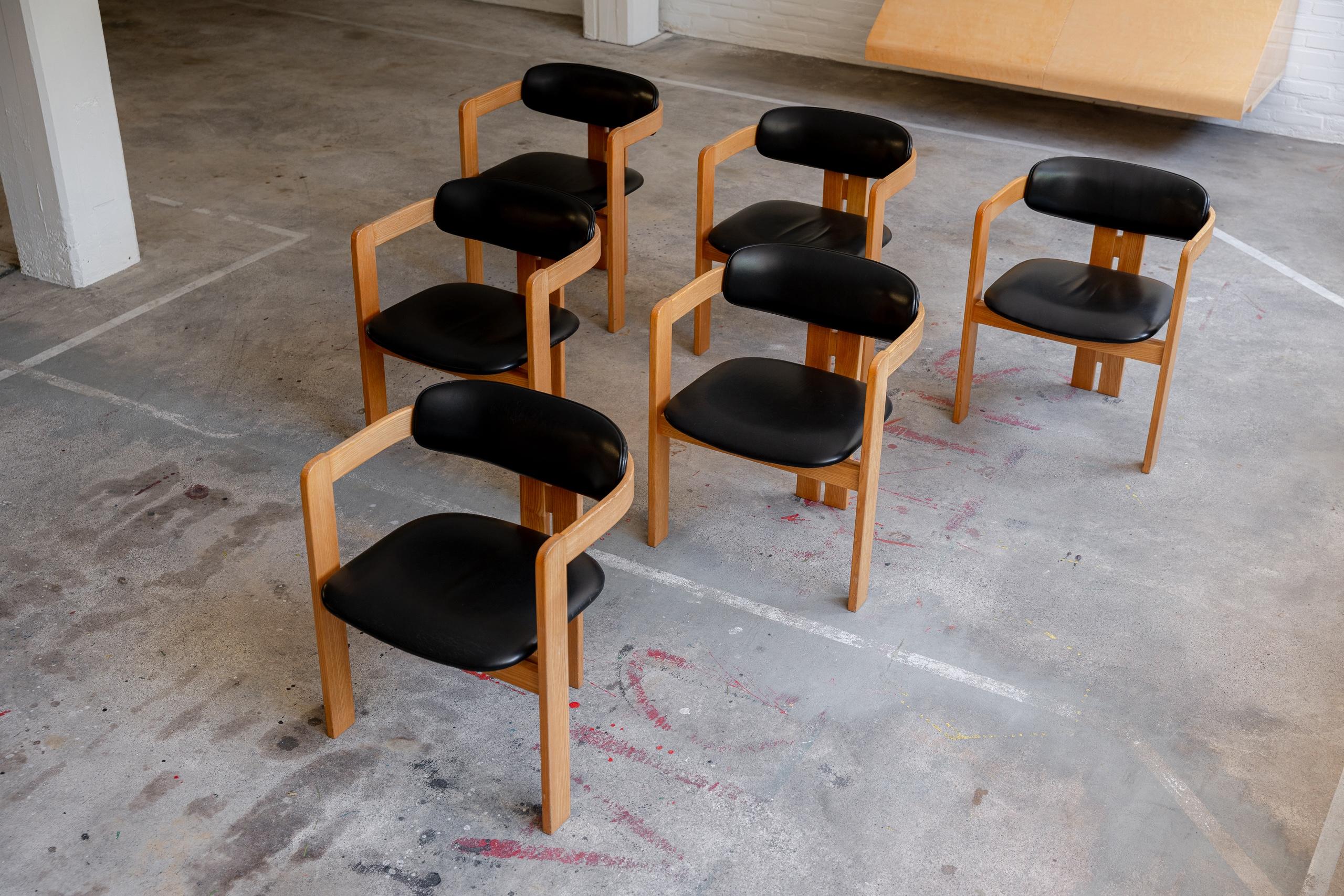 Nello stile di Tobia Scarpa
Un raffinato set di sei sedie da pranzo italiane degli anni '70, realizzate in legno massiccio di frassino con l'originale rivestimento in ecopelle. Il design è pulito e architettonico, con gambe affusolate, uno schienale