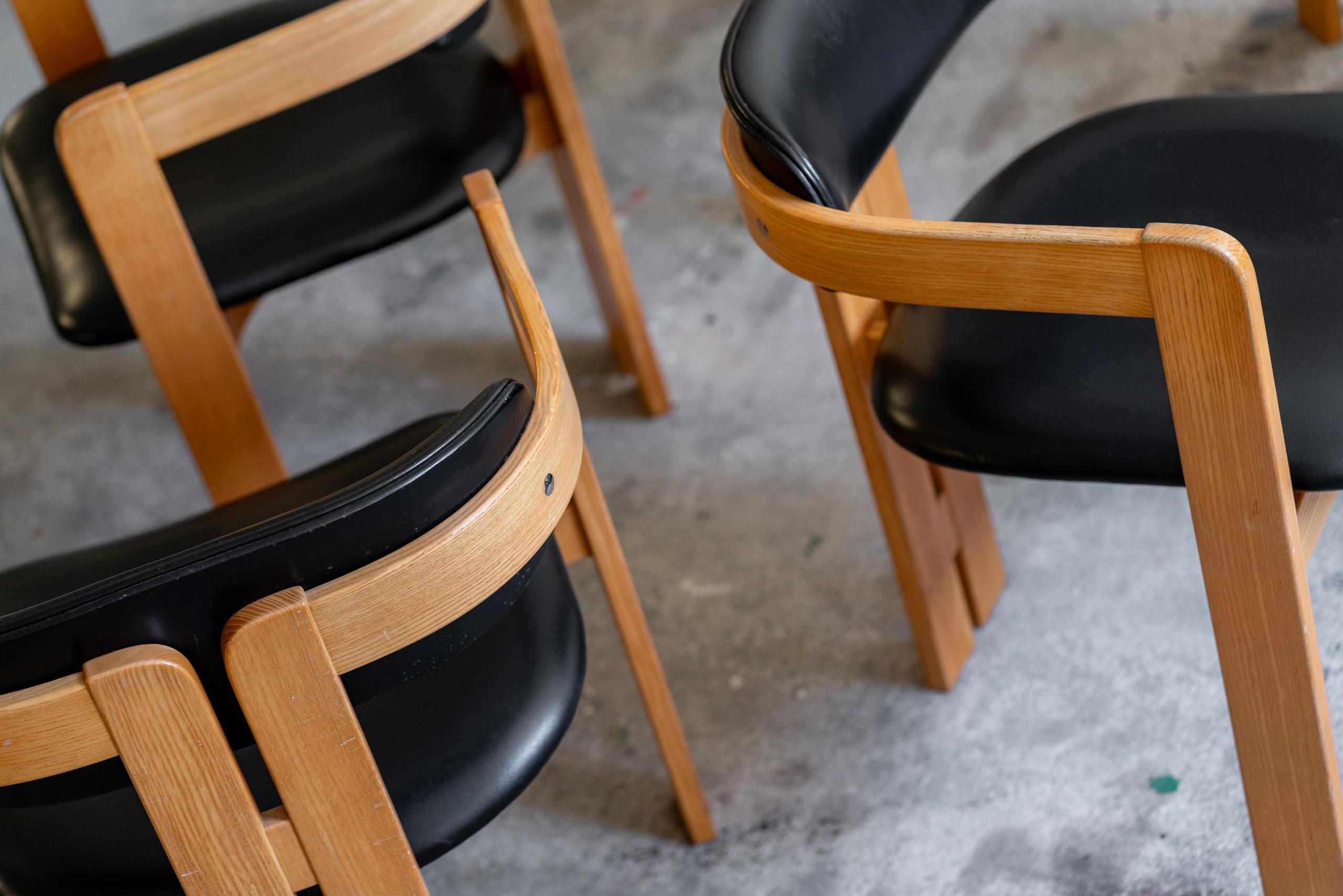 Mid-Century moderno Set di 6 sedie da pranzo italiane in frassino e finta pelle, anni '70 in vendita