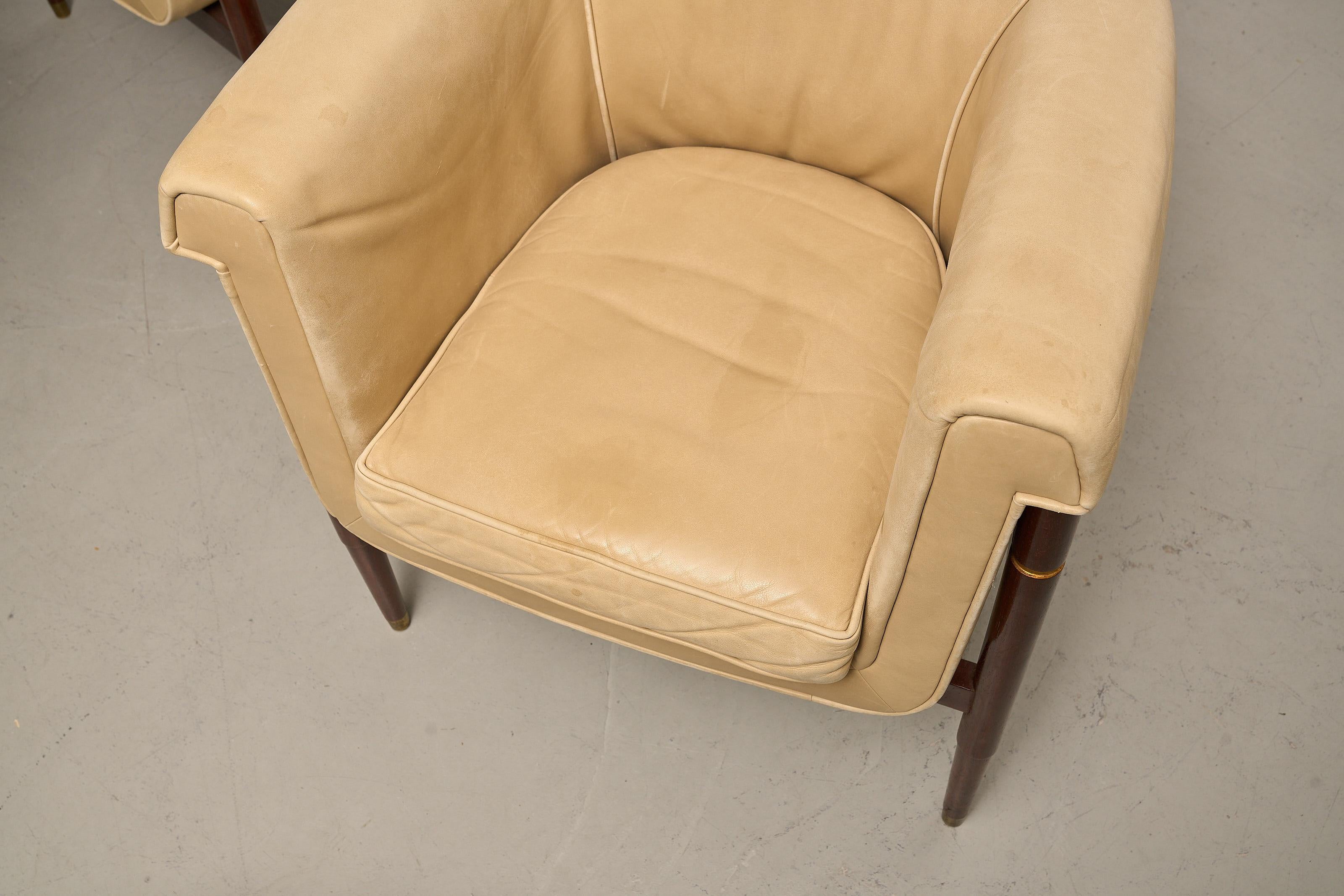 Set di 6 poltrone da pranzo italiane in pelle color crema e legno marrone in vendita 3