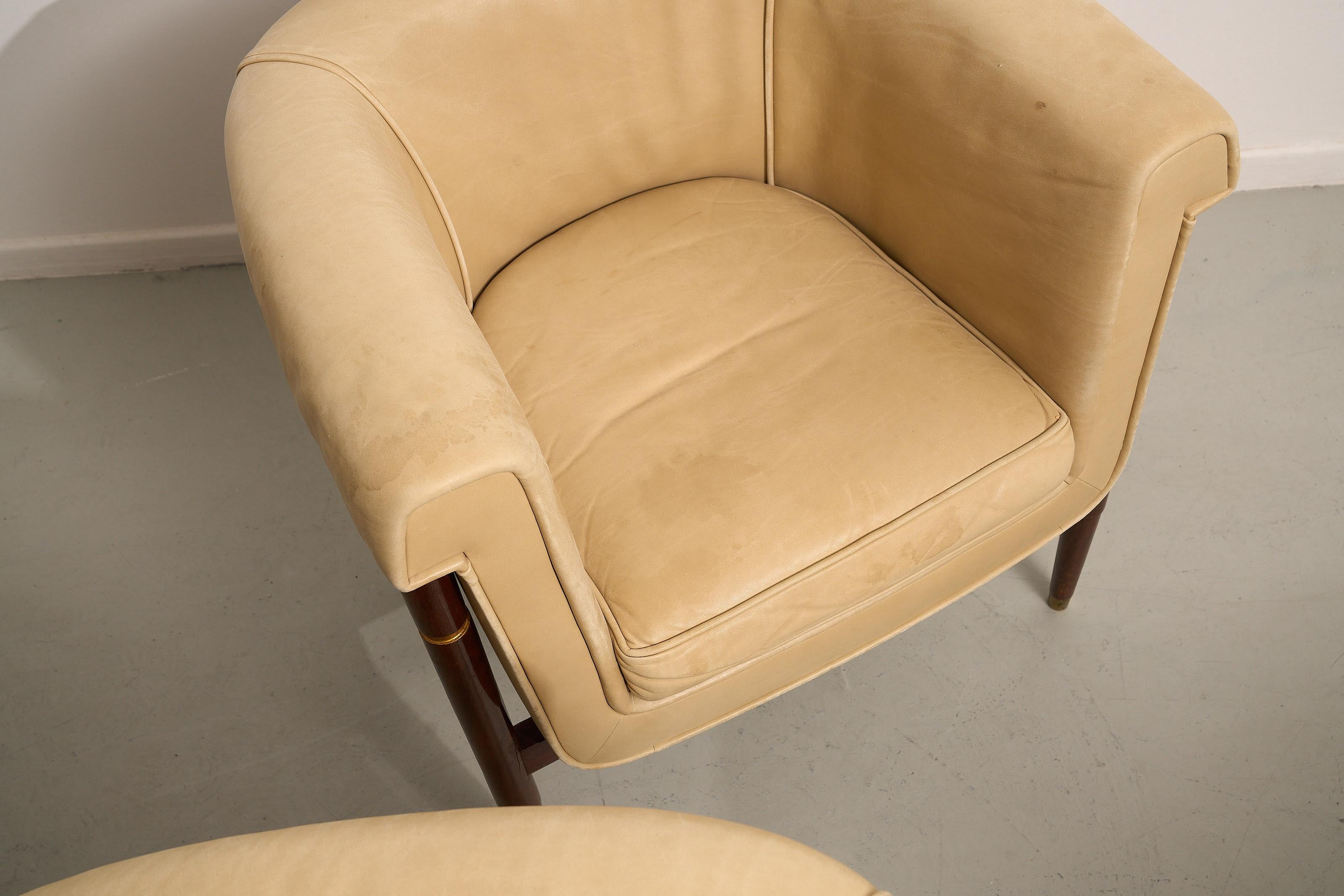 Raro set di 6 poltrone da pranzo italiane con struttura in legno marrone e seduta in pelle color crema.  Molto comodo!