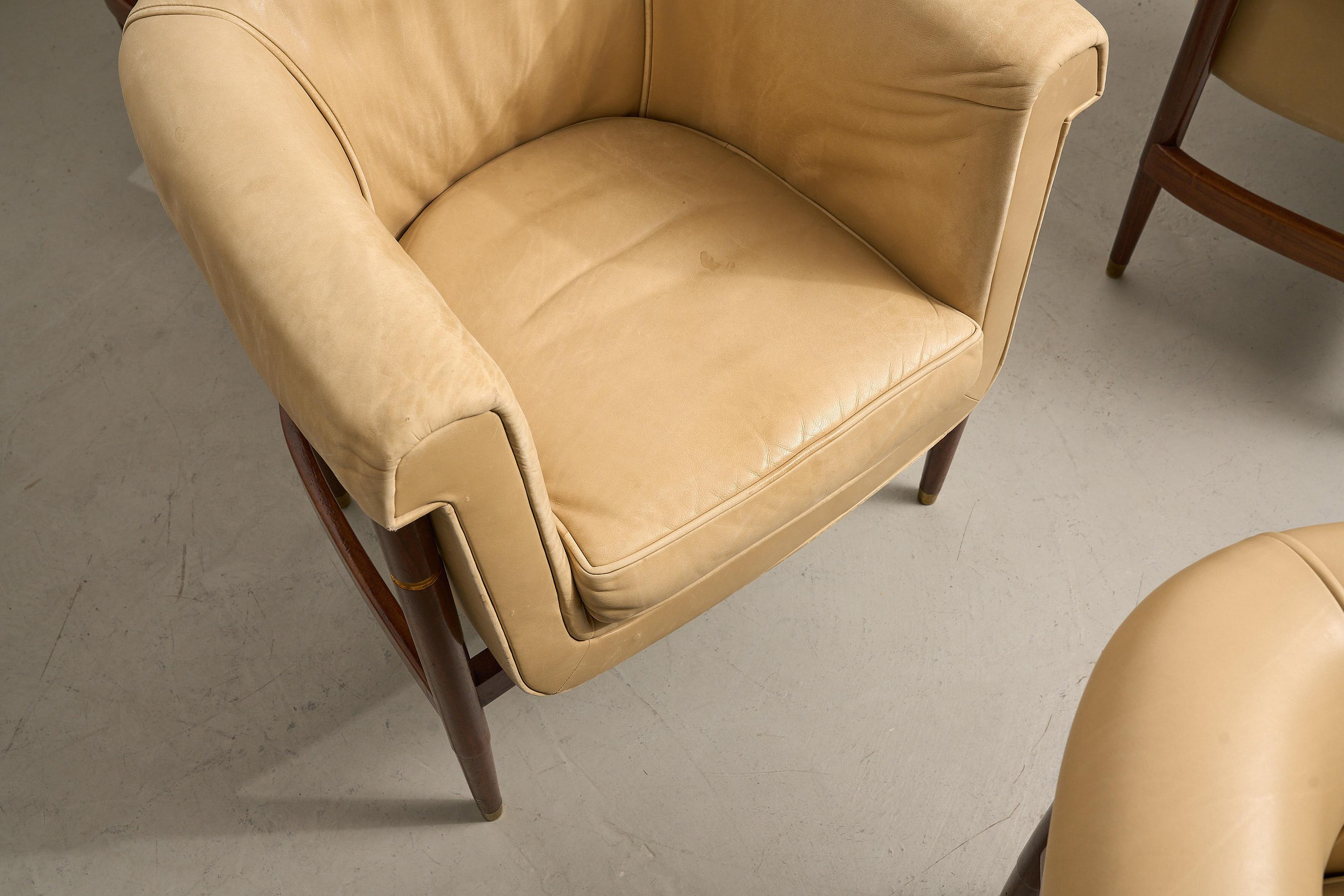 Mid-Century moderno Set di 6 poltrone da pranzo italiane in pelle color crema e legno marrone in vendita