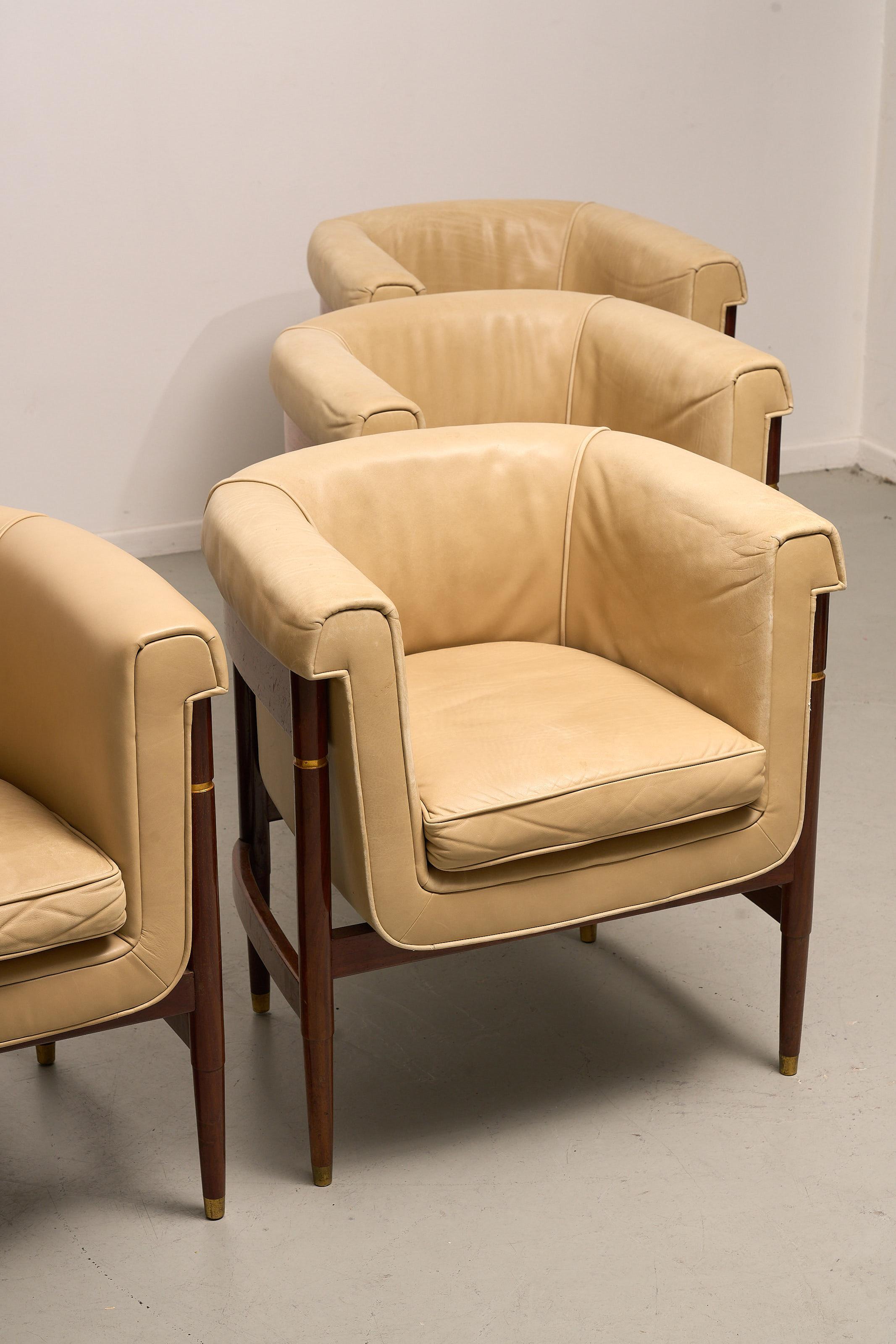 Set di 6 poltrone da pranzo italiane in pelle color crema e legno marrone In condizioni buone in vendita a Brussel, BE