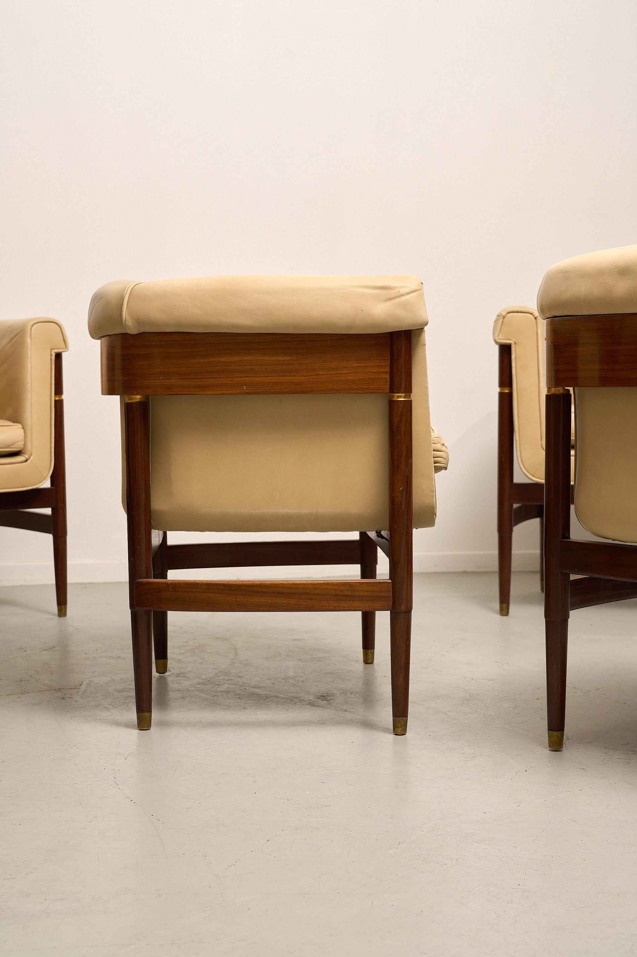 Ottone Set di 6 poltrone da pranzo italiane in pelle color crema e legno marrone in vendita