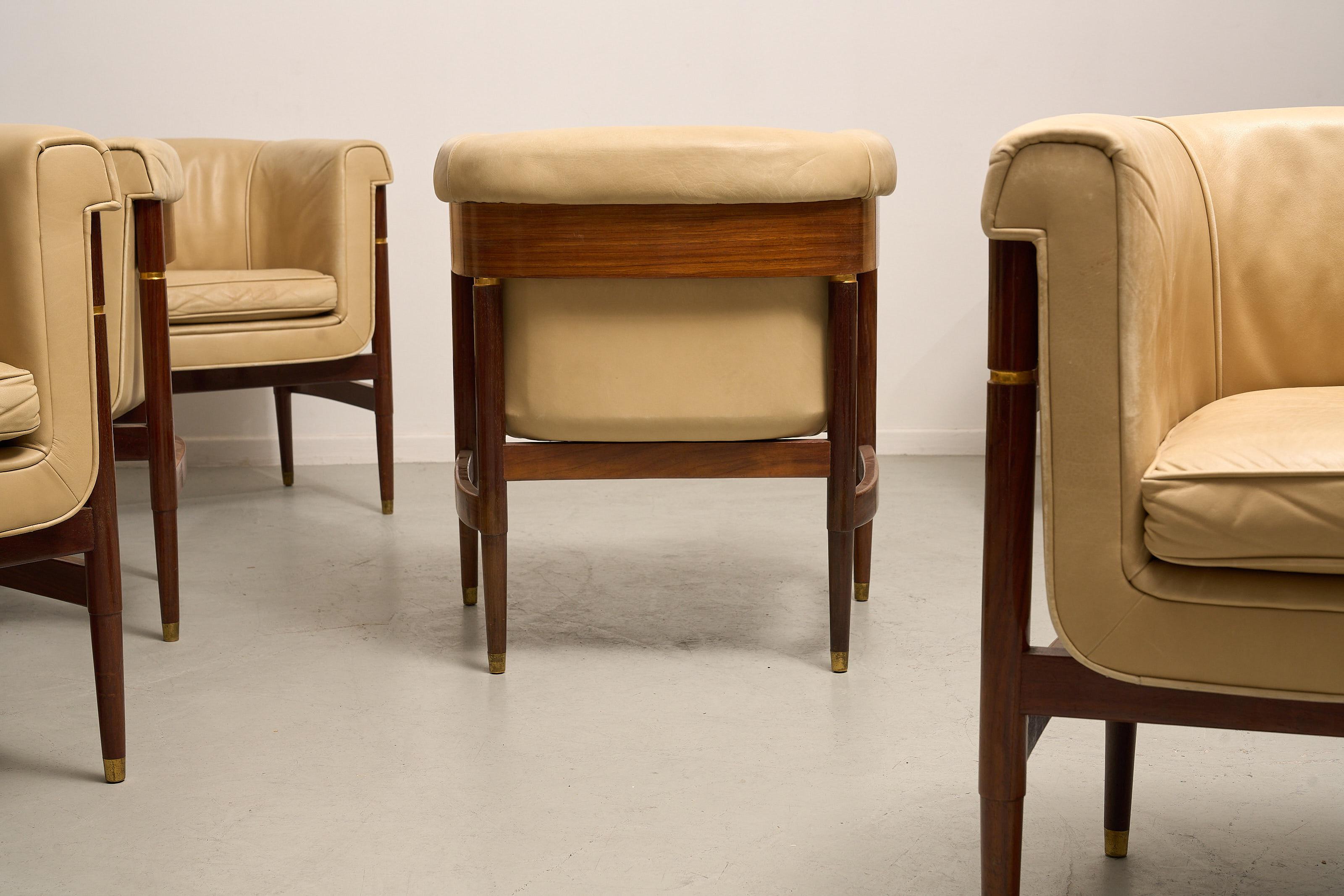 Set di 6 poltrone da pranzo italiane in pelle color crema e legno marrone in vendita 1