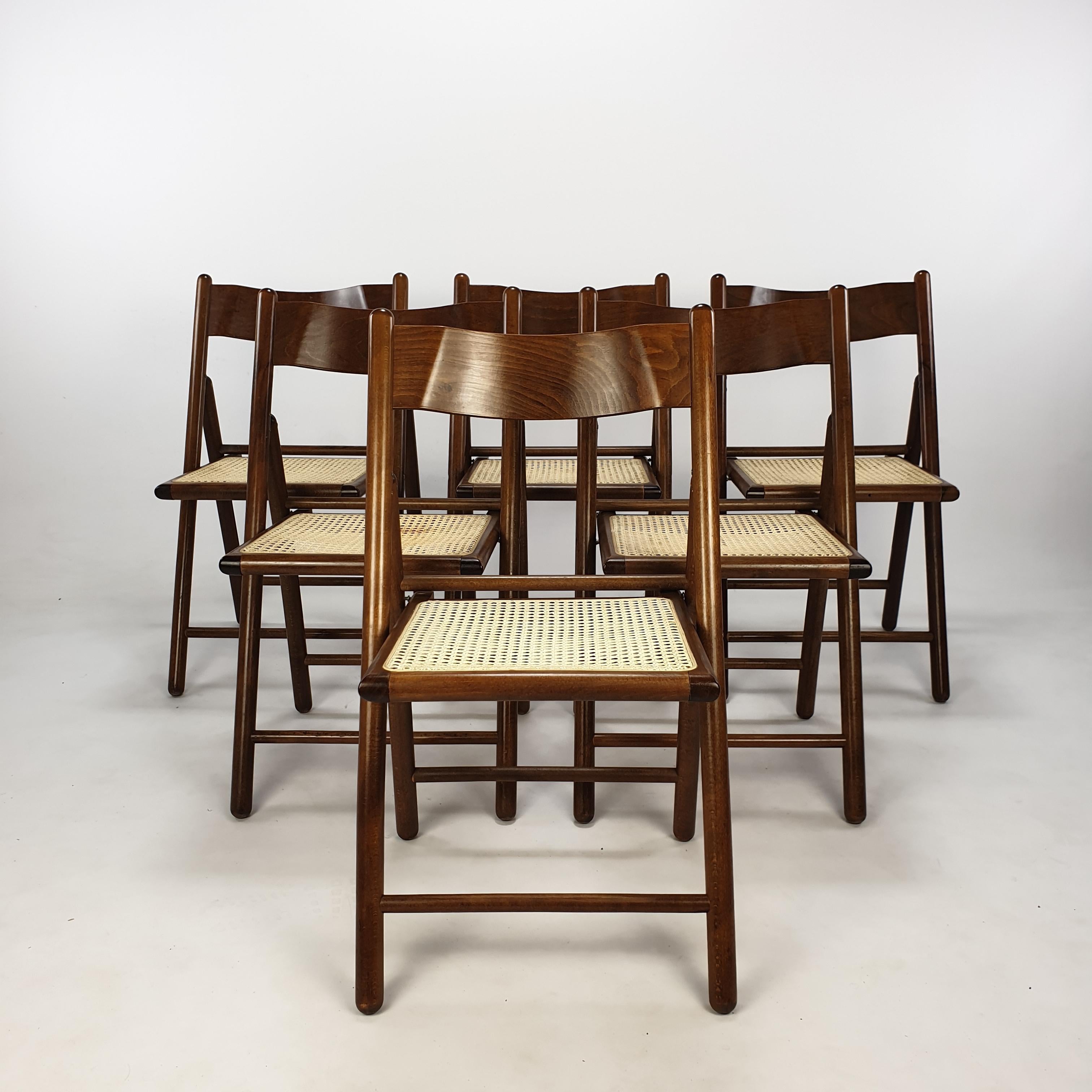 Very nice set of 6 Italian folding chairs, fabricated in the 80's.

The seating of the chairs are made of rattan.
The structure is made of solid wood.

The chairs are in good vintage condition.