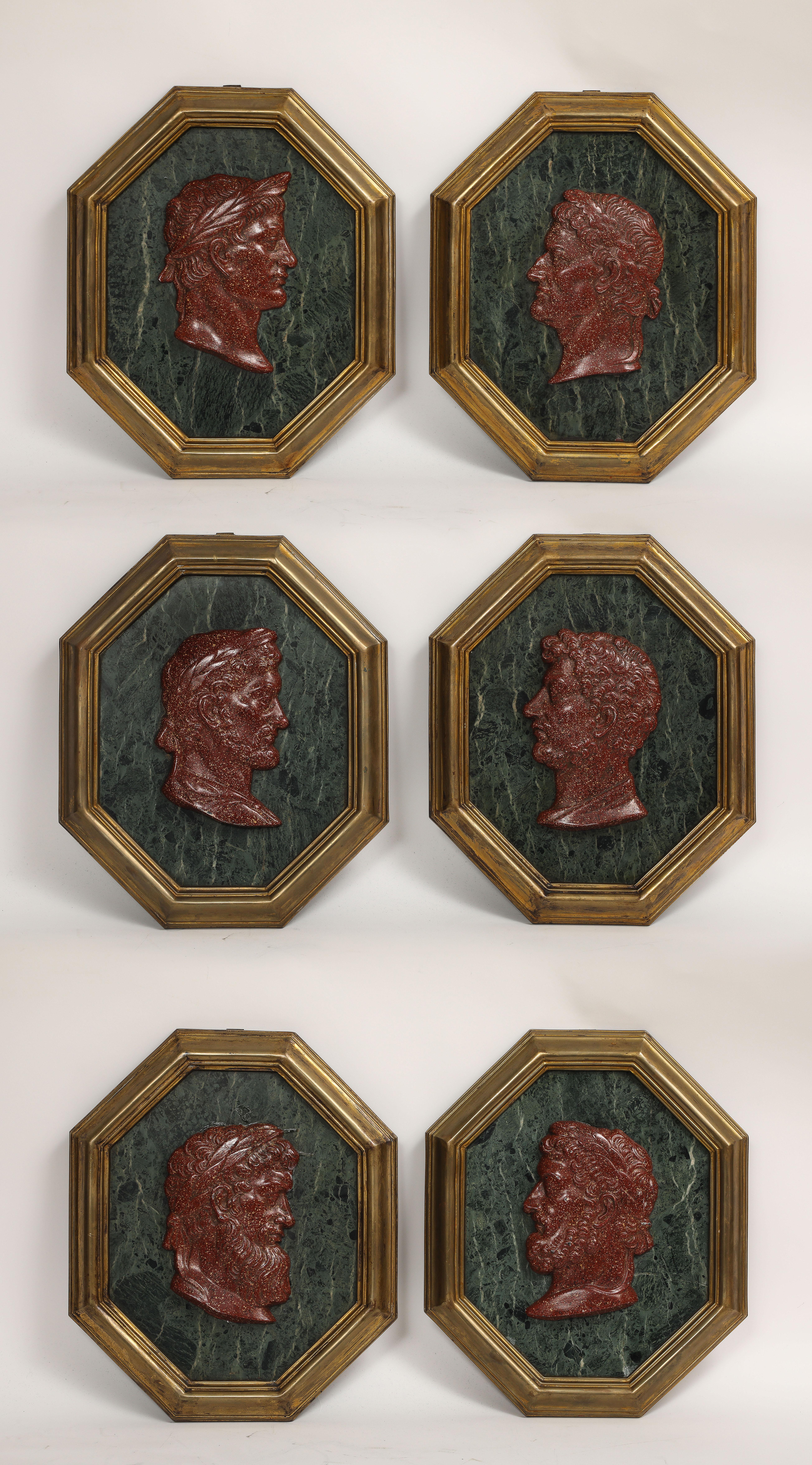Grand ensemble de six plaques du Grand Tour italien montées en bronze doré représentant les Césars romains, avec camée en porphyre et dos en marbre vert.  L'ensemble se compose de six plaques octogonales, chacune encadrée dans une monture en bronze