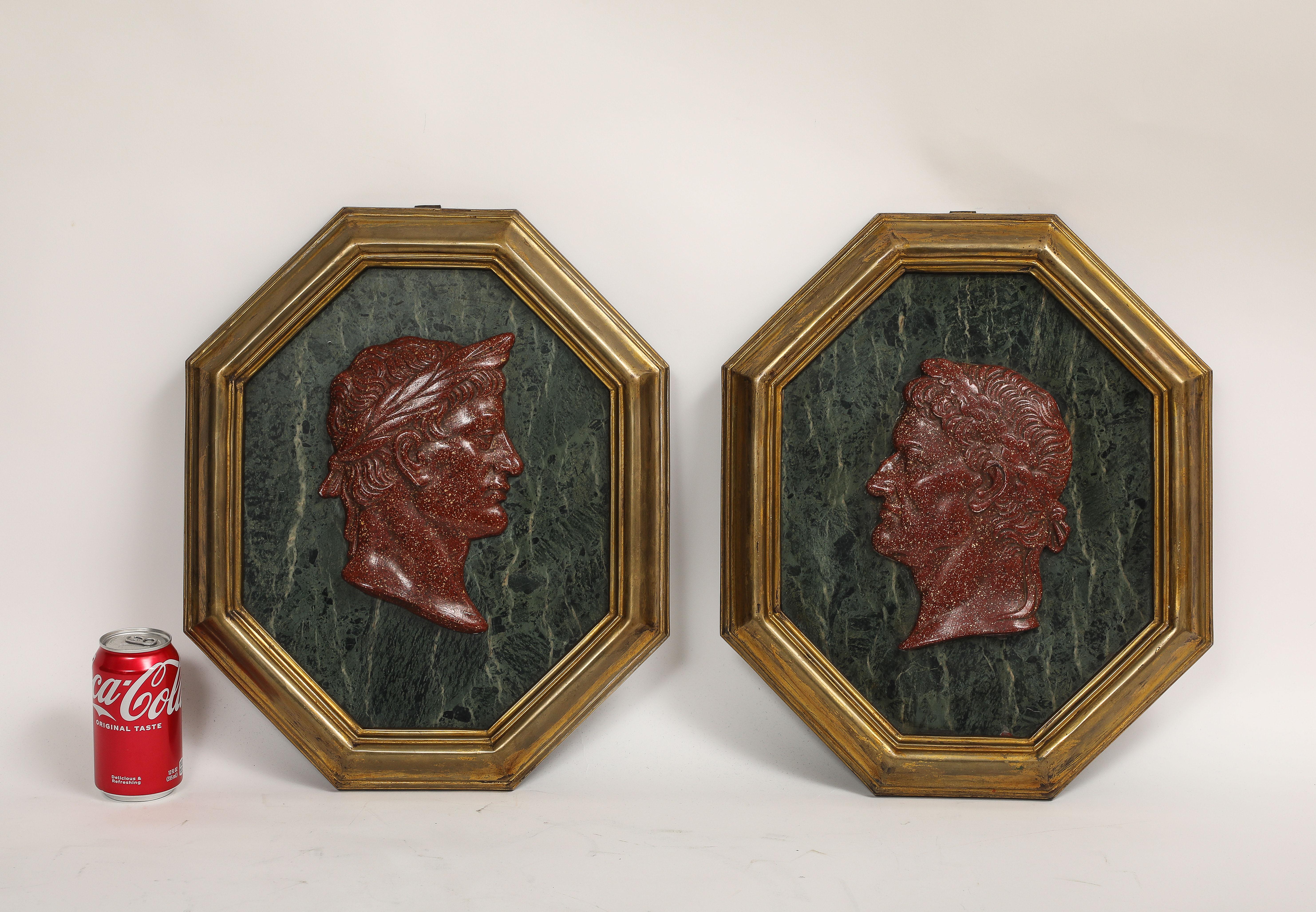 italien Ensemble de 6 plaques de César du Grand Tour d'Italie avec camée en porphyre dans des cadres en bronze en vente