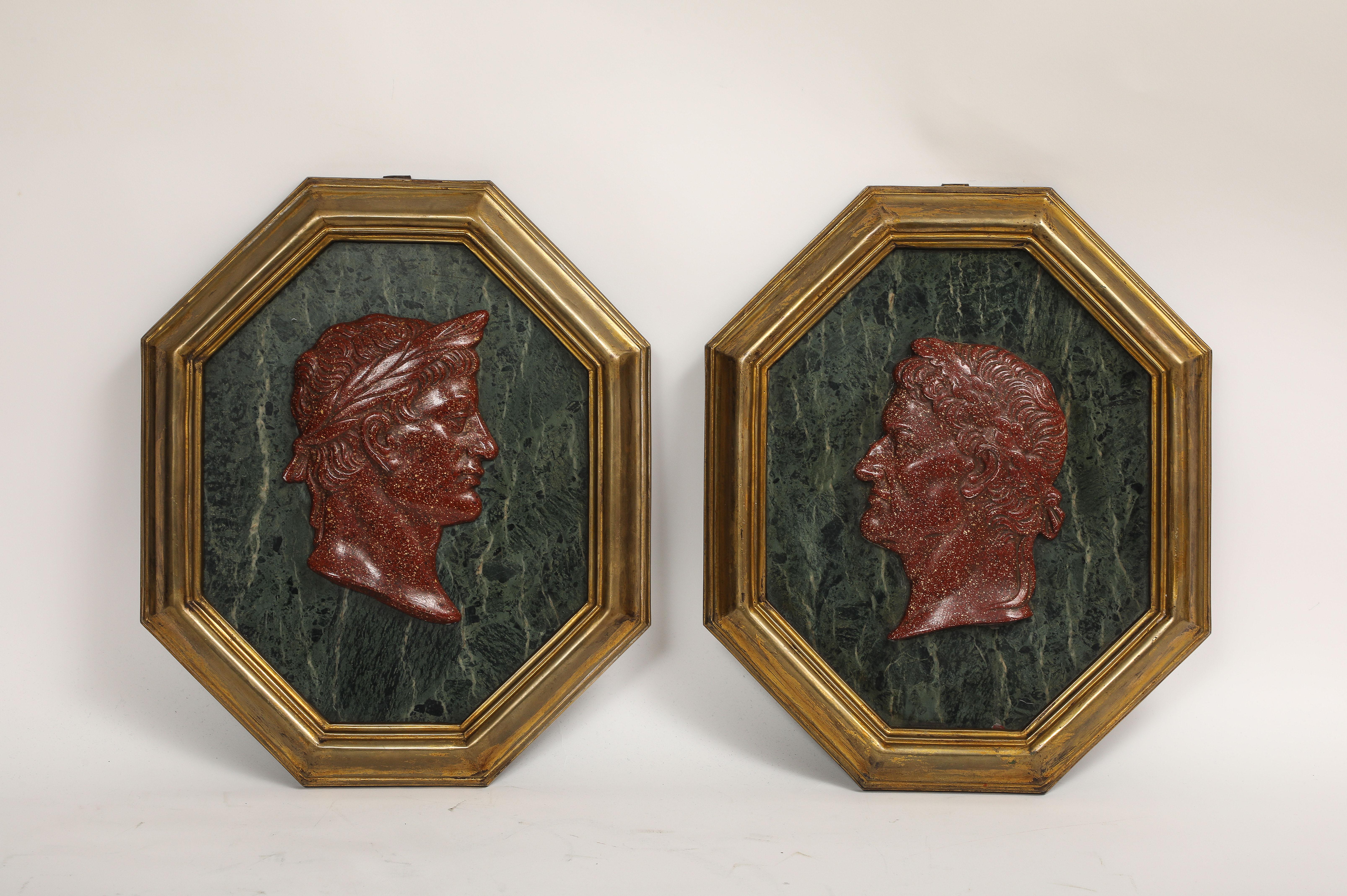 Sculpté à la main Ensemble de 6 plaques de César du Grand Tour d'Italie avec camée en porphyre dans des cadres en bronze en vente