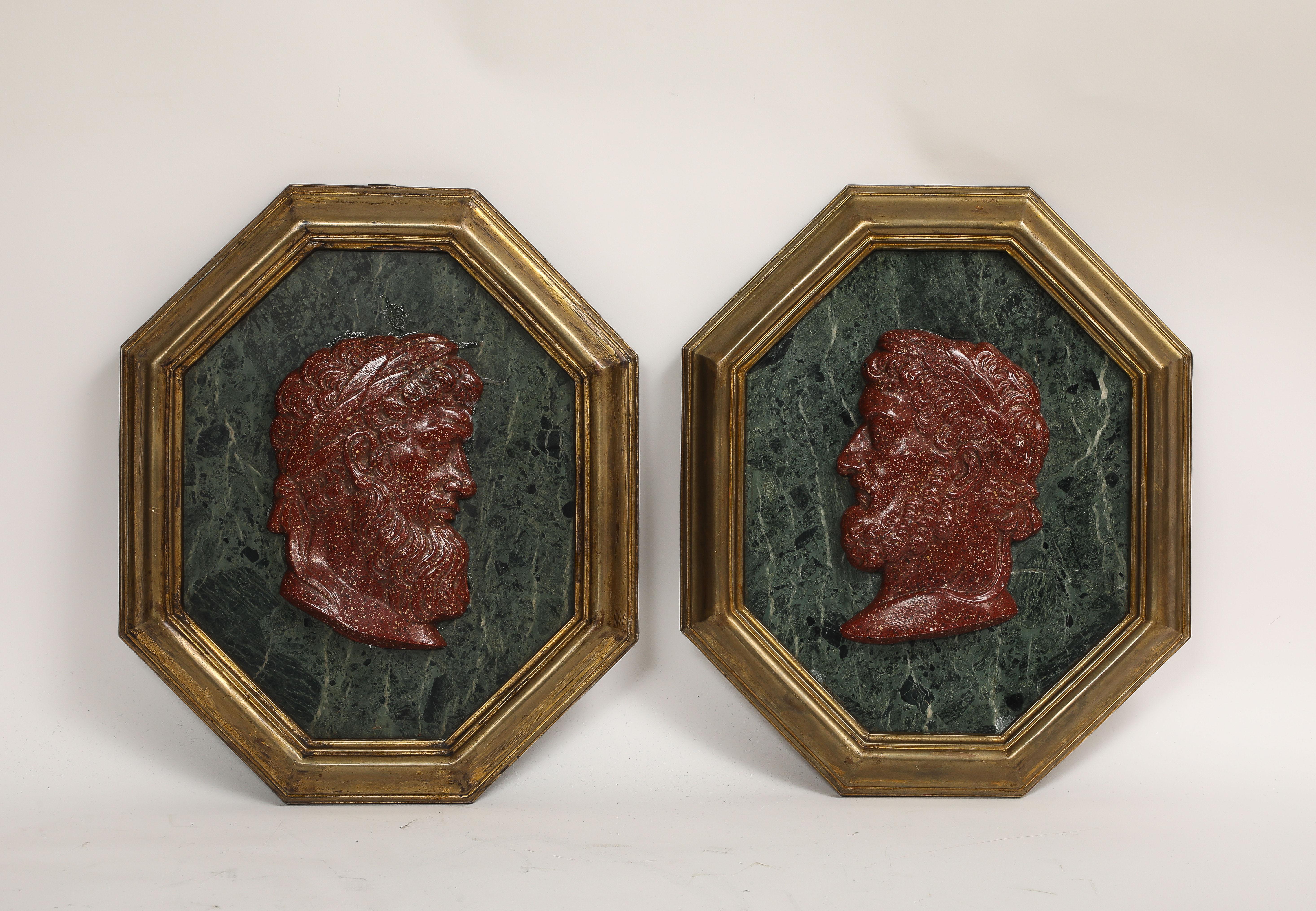 Ensemble de 6 plaques de César du Grand Tour d'Italie avec camée en porphyre dans des cadres en bronze État moyen - En vente à New York, NY