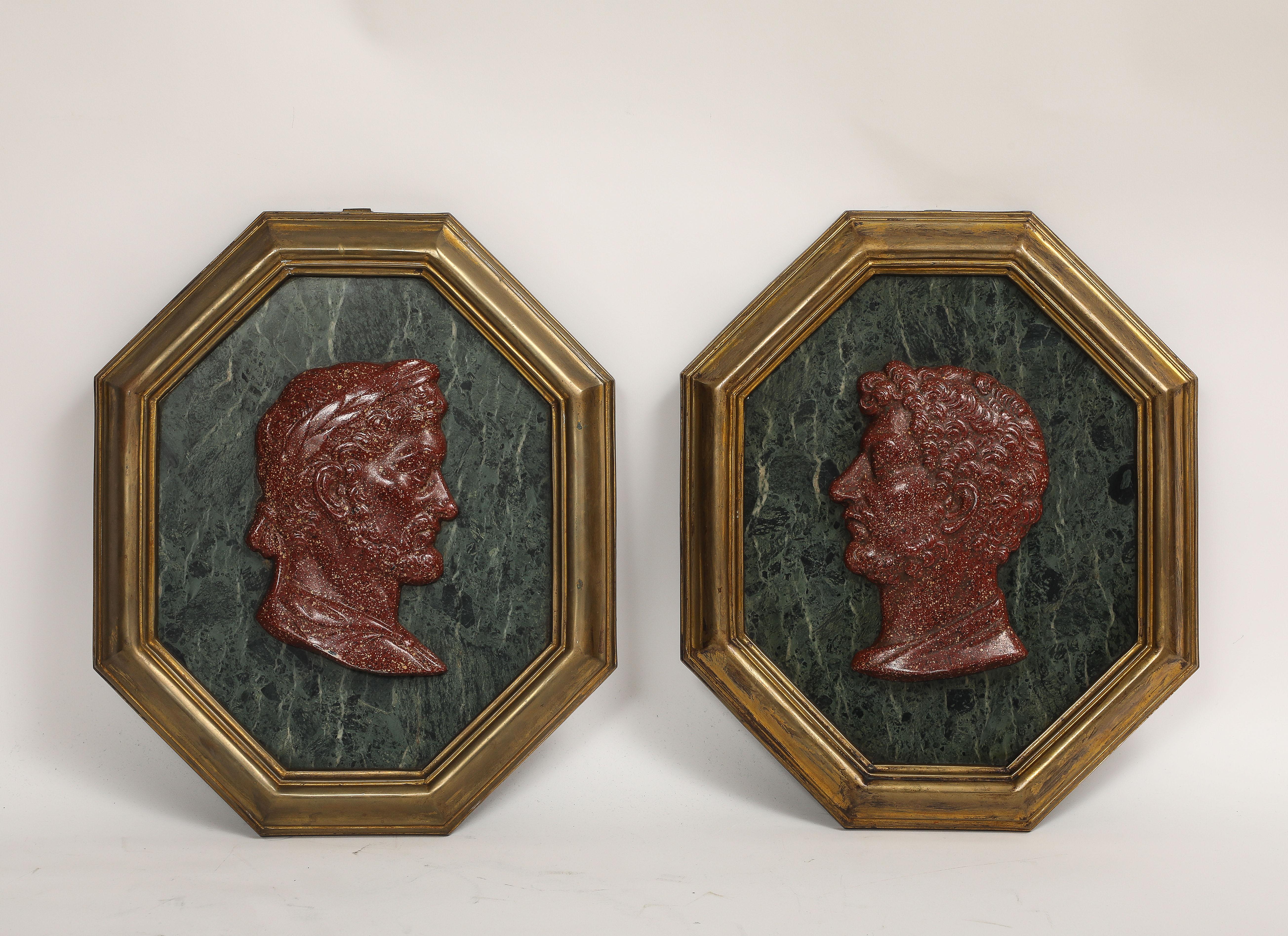 Fin du XIXe siècle Ensemble de 6 plaques de César du Grand Tour d'Italie avec camée en porphyre dans des cadres en bronze en vente