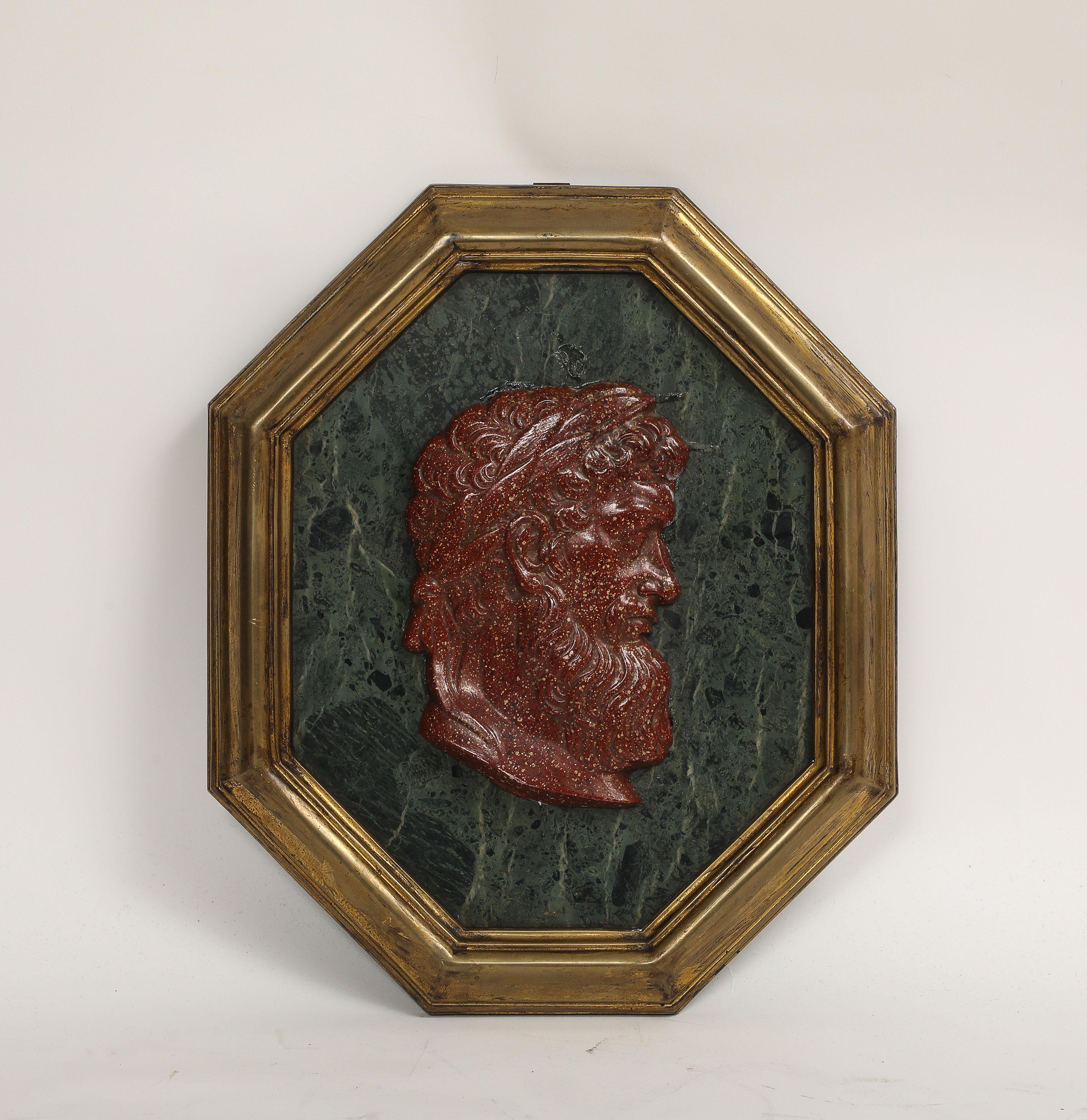 Bronze doré Ensemble de 6 plaques de César du Grand Tour d'Italie avec camée en porphyre dans des cadres en bronze en vente