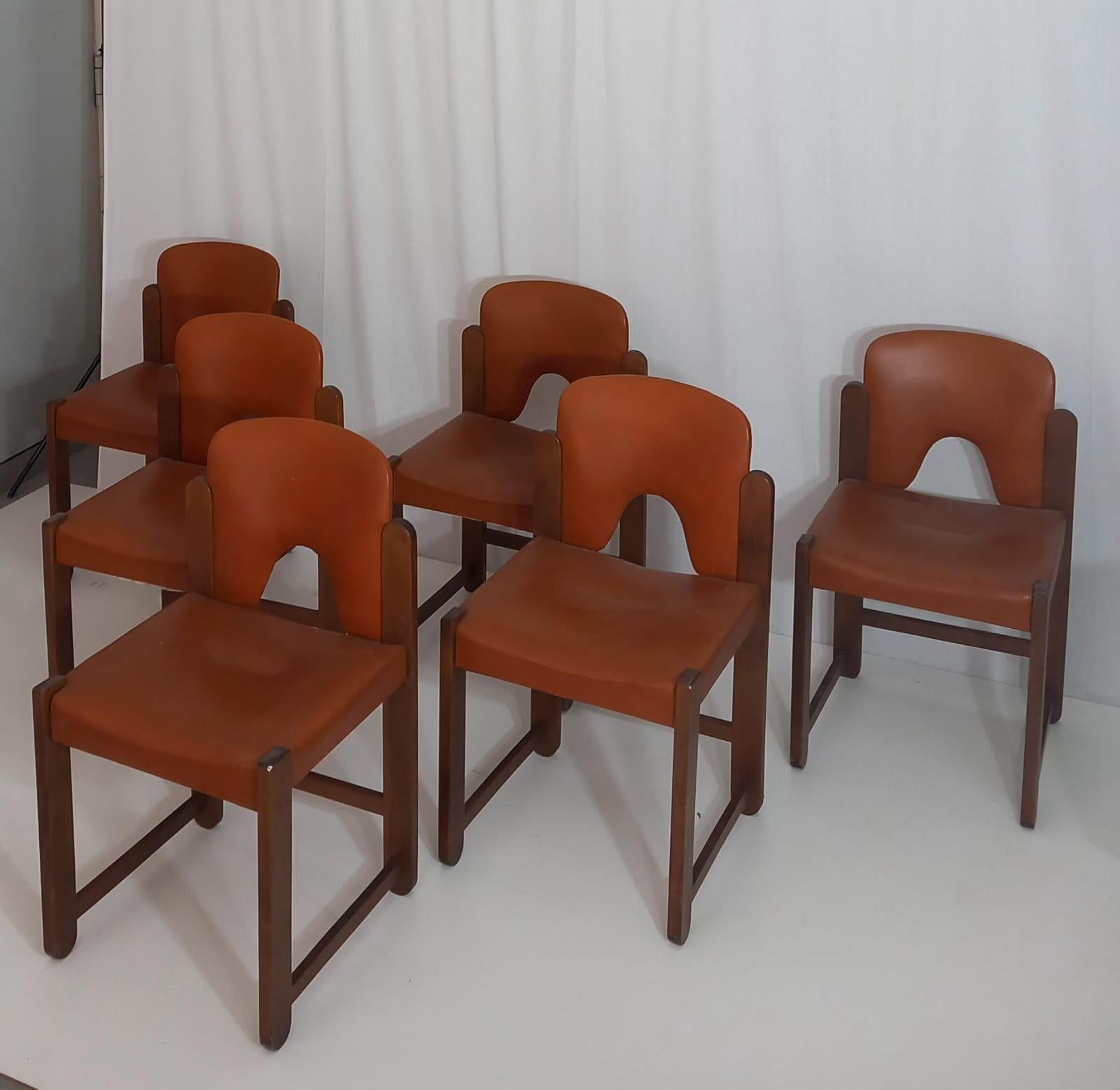 Rehaussez votre intérieur avec cet ensemble exquis de 6 chaises, véritable témoignage de l'artisanat italien intemporel. Fabriquées dans les années 1960 à partir de bois de hêtre, ces chaises présentent des tons riches et chauds qui s'harmonisent