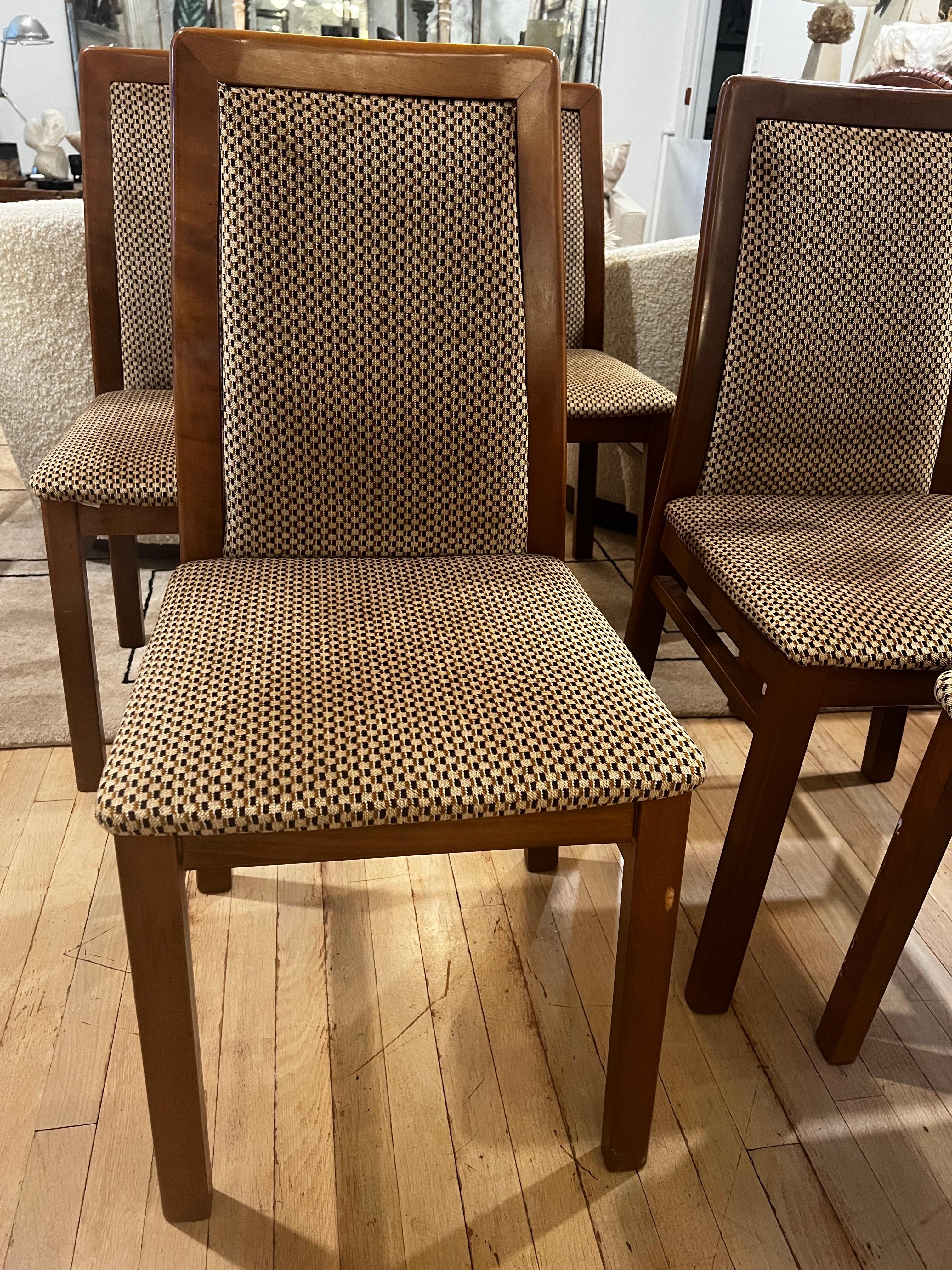 Juego de seis (6) sillas de comedor.  Fabricado en Italia. 

Tapicería original.  Armazón de madera maciza con ligera madera curvada en los respaldos.   