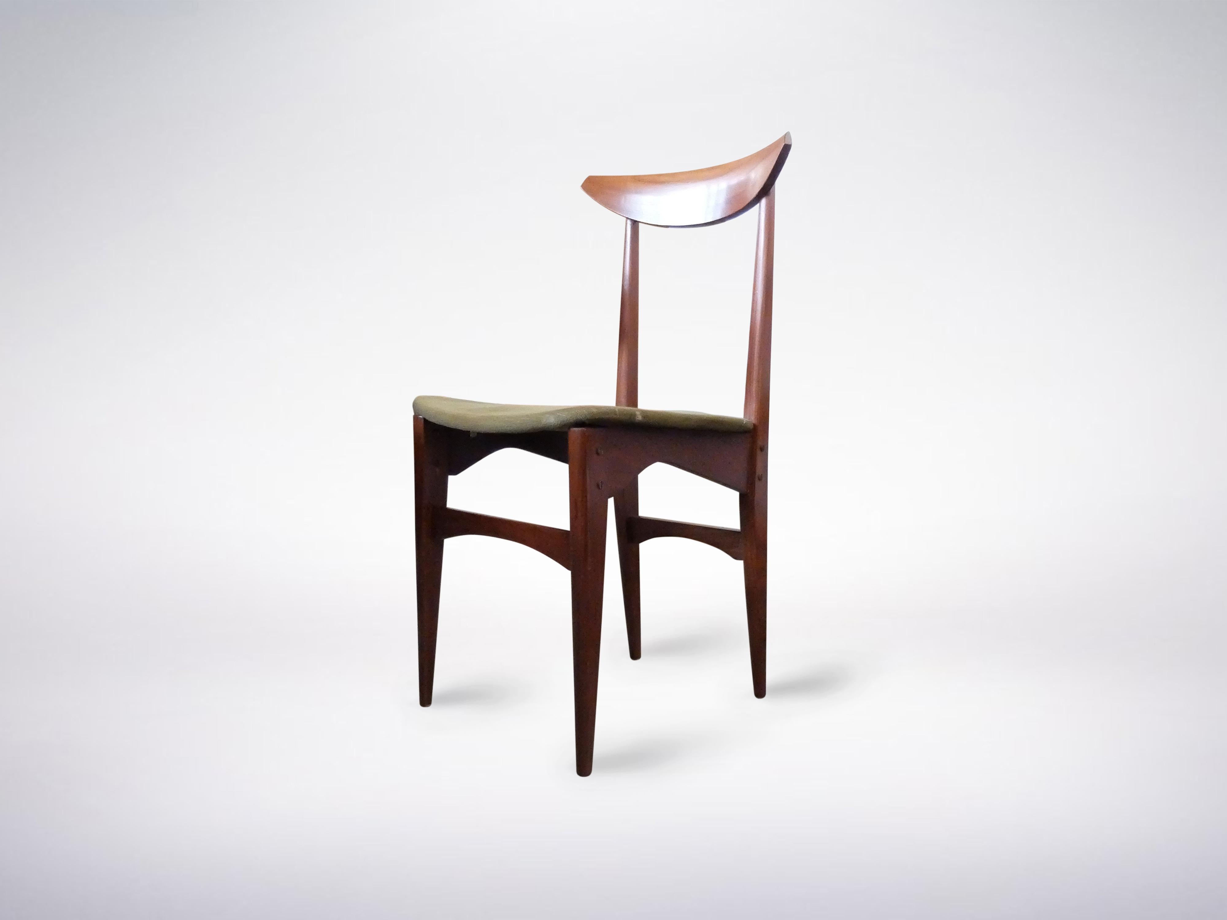 Ensemble de 6 chaises de salle à manger italiennes en bois, datant du milieu du siècle dernier, vers 1950
les structures sont toutes stables et le tissu présente une bonne intégrité. Nous proposons la réfection de la tapisserie incluse dans le prix