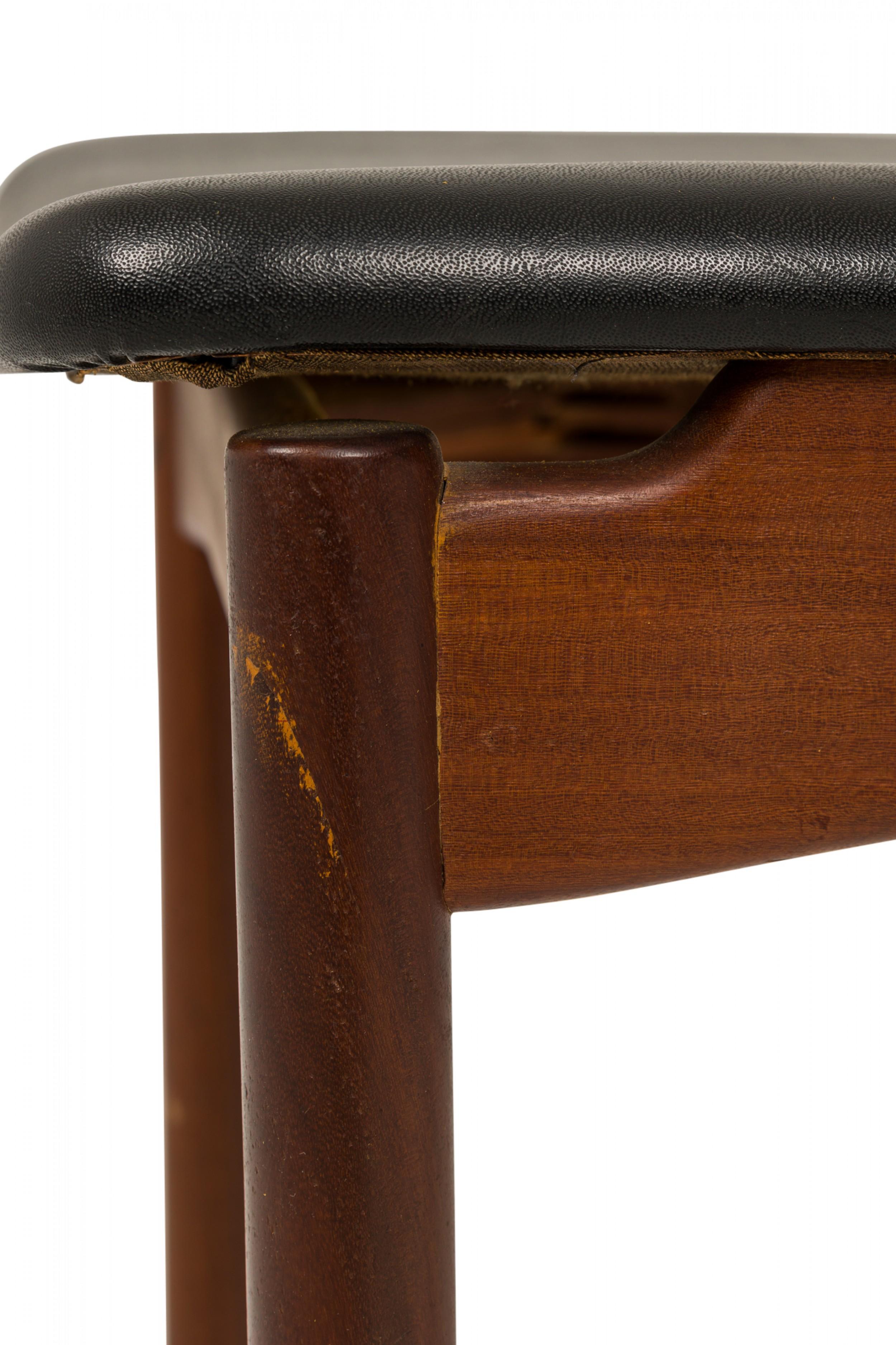 Ensemble de 6 chaises d'appoint / de salle à manger italiennes du milieu du siècle en teck et faux cuir noir en vente 4