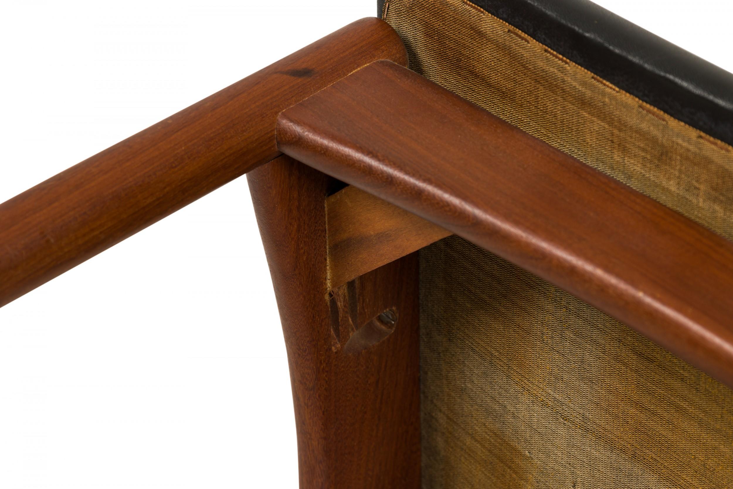 Ensemble de 6 chaises d'appoint / de salle à manger italiennes du milieu du siècle en teck et faux cuir noir en vente 5