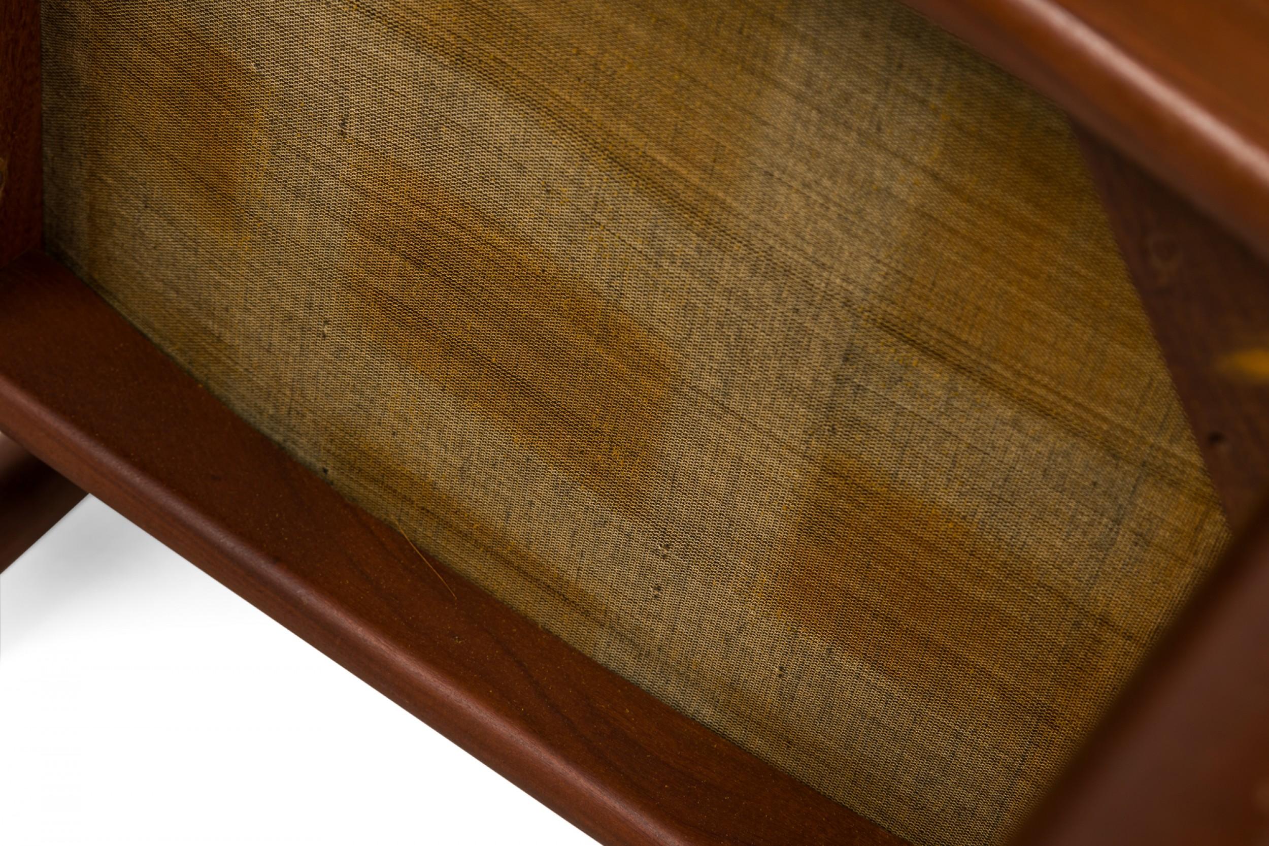 Ensemble de 6 chaises d'appoint / de salle à manger italiennes du milieu du siècle en teck et faux cuir noir en vente 7