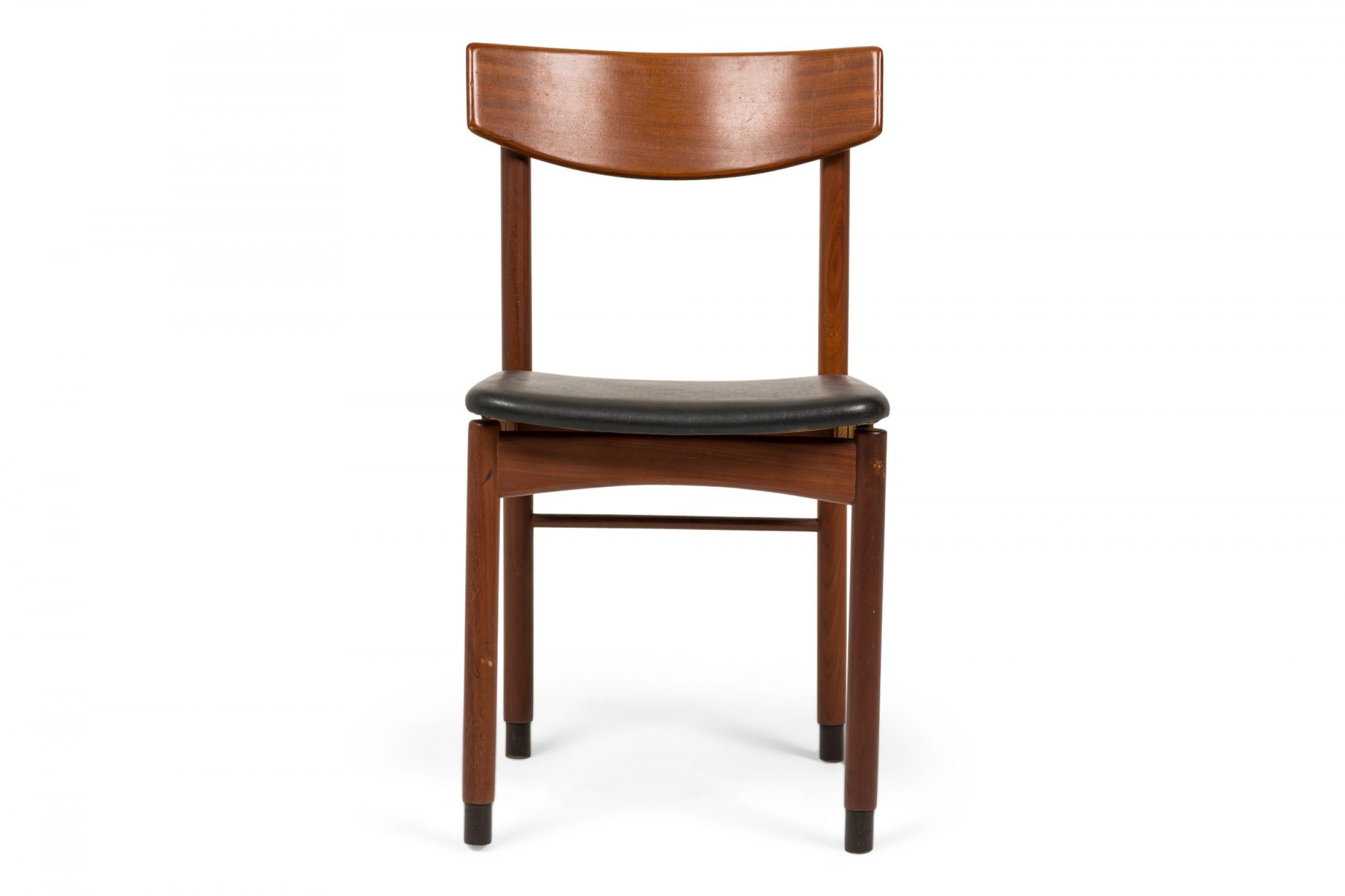 Mid-Century Modern Ensemble de 6 chaises d'appoint / de salle à manger italiennes du milieu du siècle en teck et faux cuir noir en vente