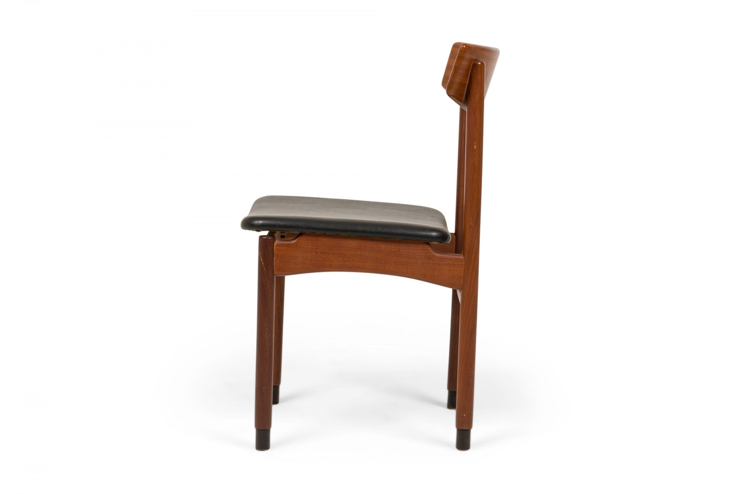 20ième siècle Ensemble de 6 chaises d'appoint / de salle à manger italiennes du milieu du siècle en teck et faux cuir noir en vente