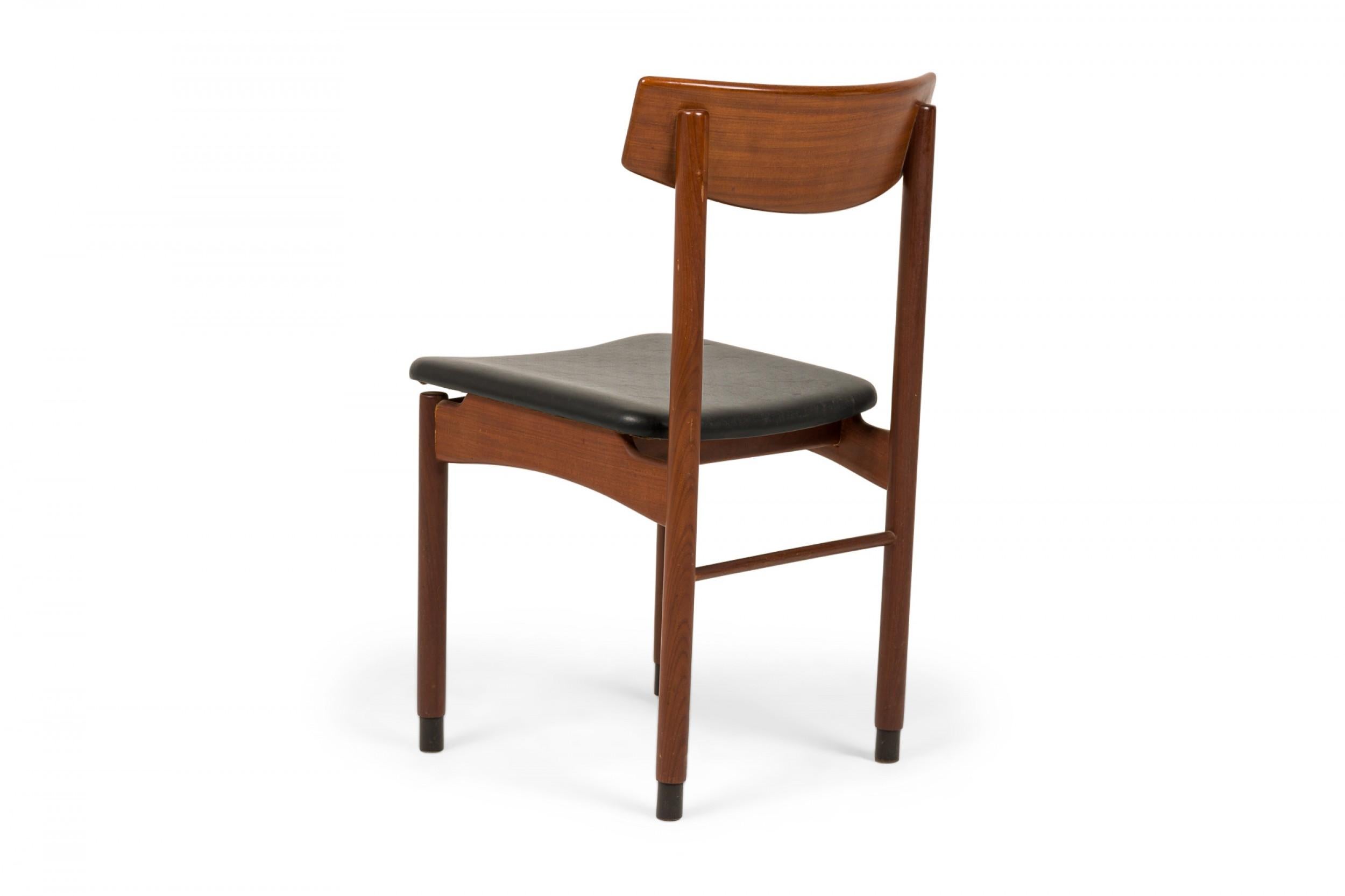 Imitation cuir Ensemble de 6 chaises d'appoint / de salle à manger italiennes du milieu du siècle en teck et faux cuir noir en vente