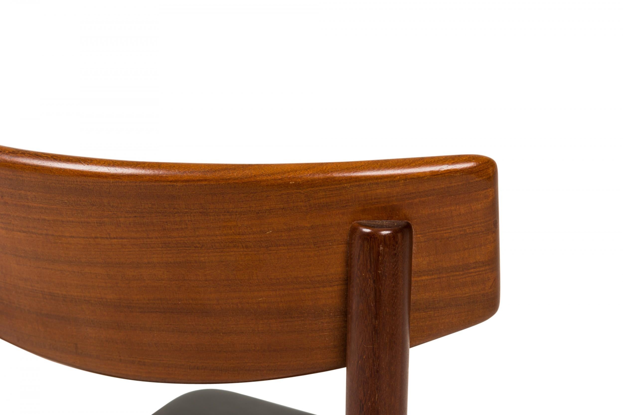 Ensemble de 6 chaises d'appoint / de salle à manger italiennes du milieu du siècle en teck et faux cuir noir en vente 2