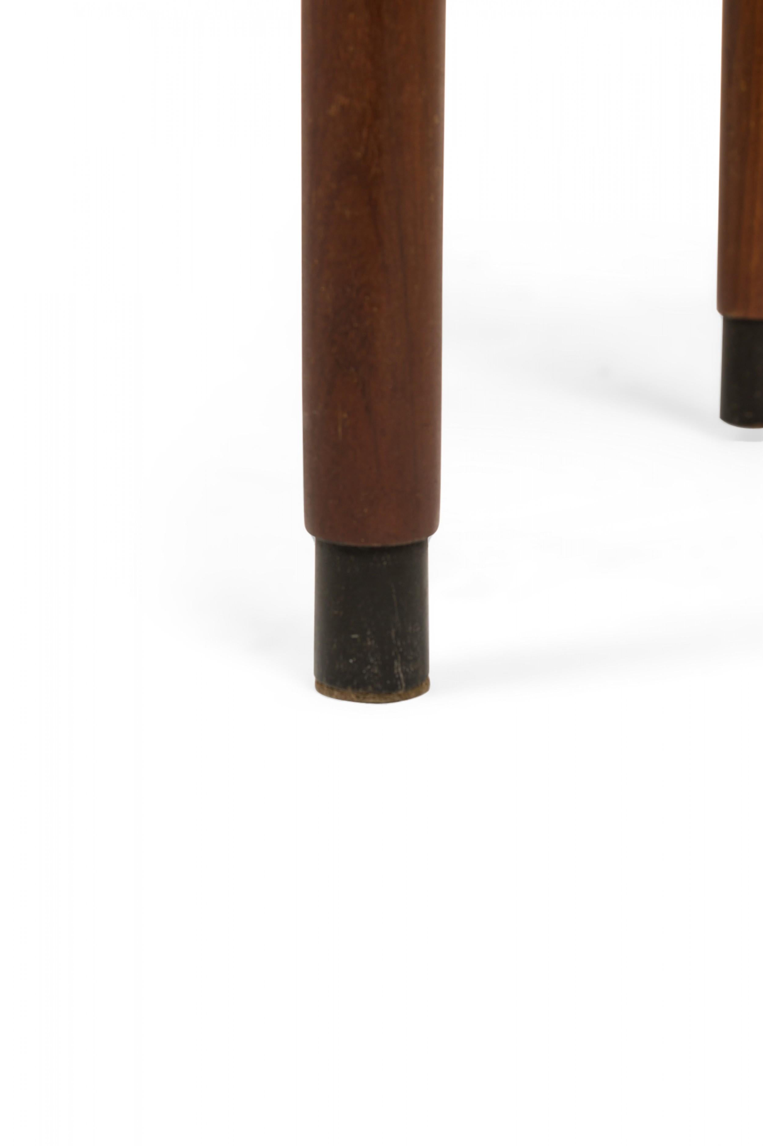 Ensemble de 6 chaises d'appoint / de salle à manger italiennes du milieu du siècle en teck et faux cuir noir en vente 3