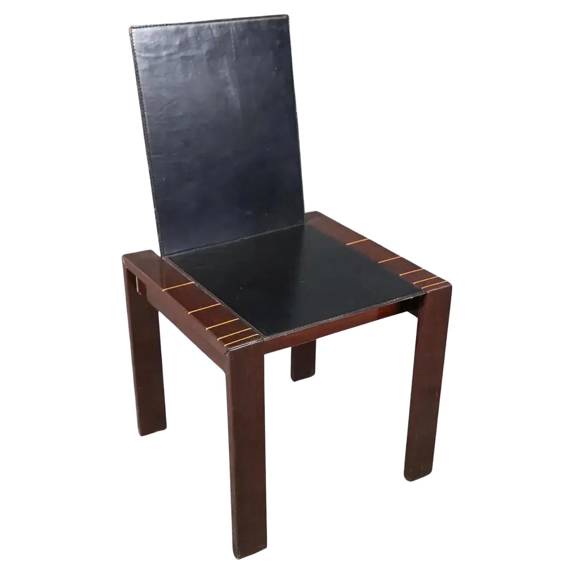 Set di 6 sedie da pranzo italiane moderne brutaliste in pelle e palissandro. Rivestimento in pelle nera con cornici in legno di palissandro brutalista con intarsi in legno biondo Circa 1970 Made in Italy. 

Ritiro locale disponibile a Brooklyn NYC o
